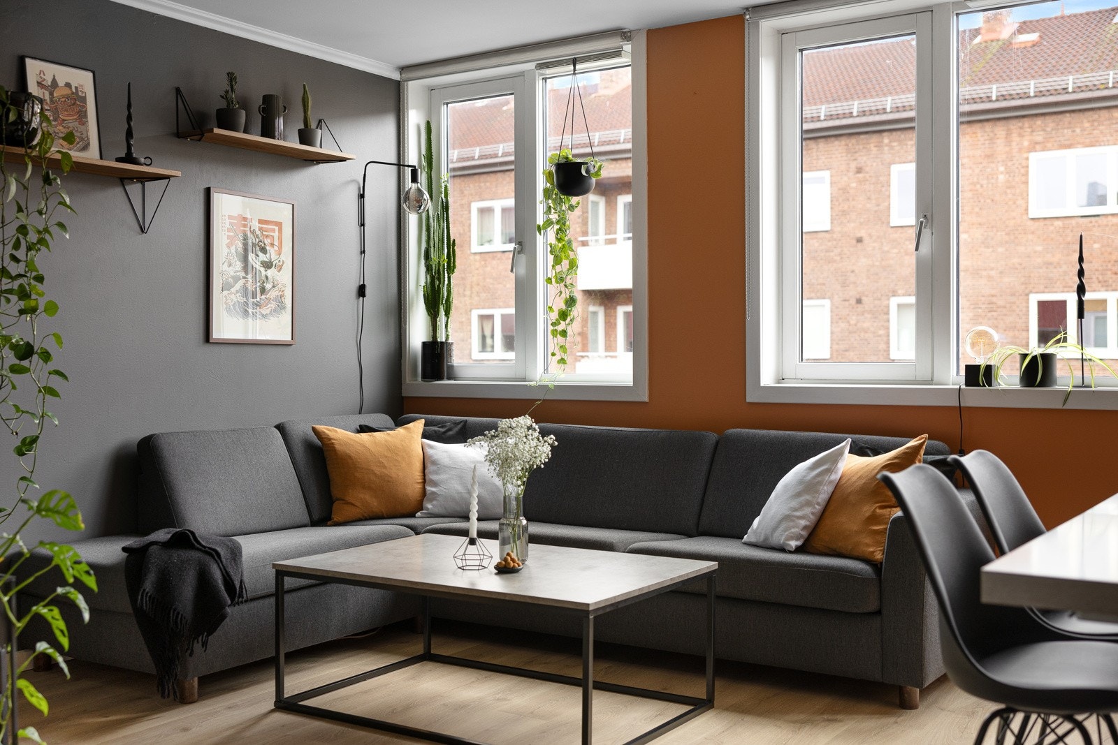 Gjennomgående planløsning med store vindusflater som slipper inn rikelig med naturlig lys, og skaper en luftig atmosfære. Galleribilde