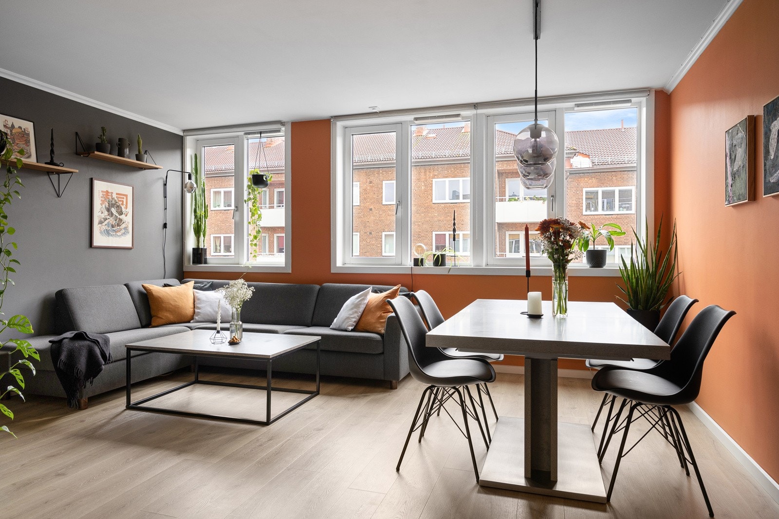 En lys og innbydende 2-roms med egen uteplass i bygg rehabilitert i 2001. Galleribilde