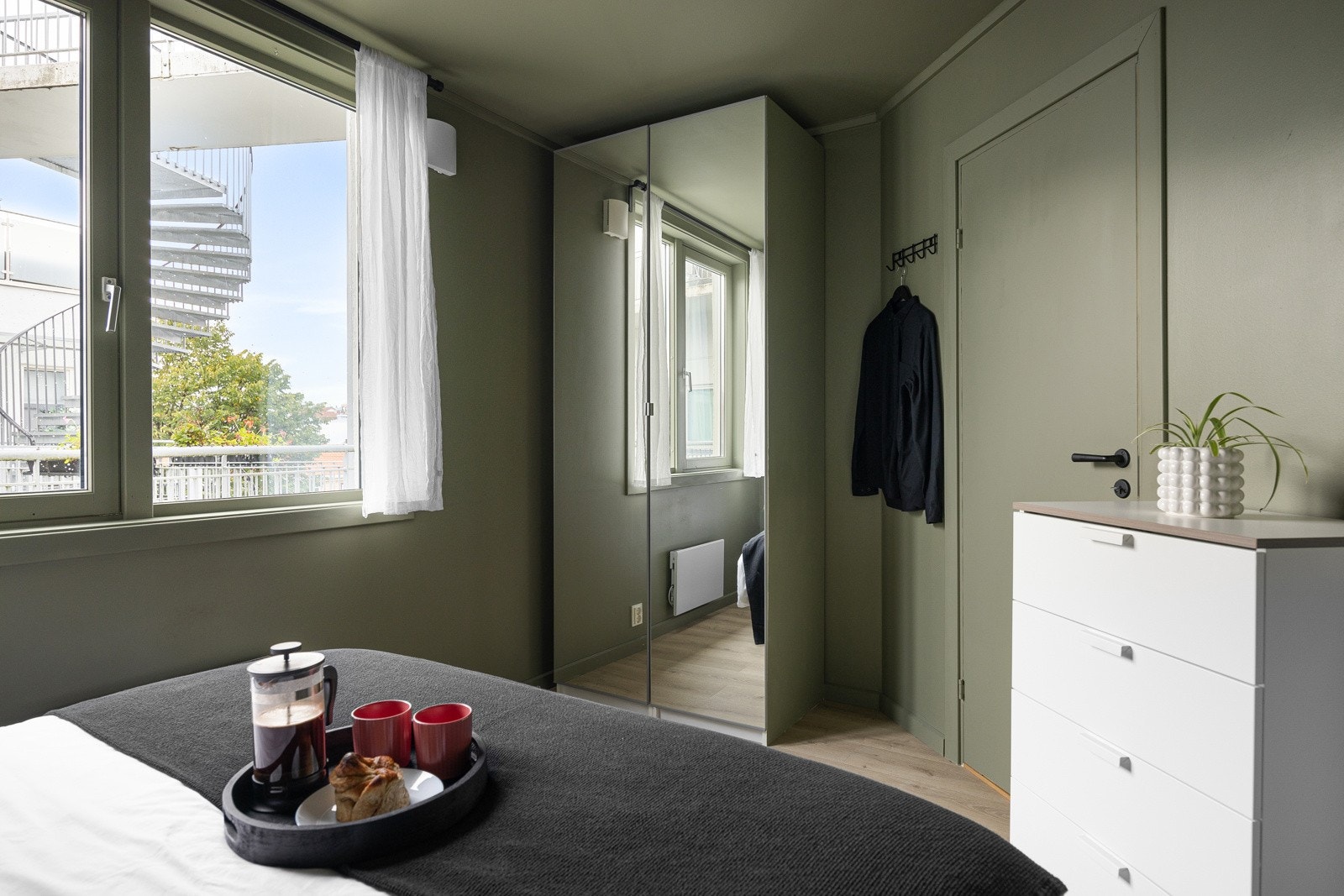 Det er plass til dobbeltseng, nattbord og annet ønsket møblement. God skapplass i garderobeskap. Galleribilde