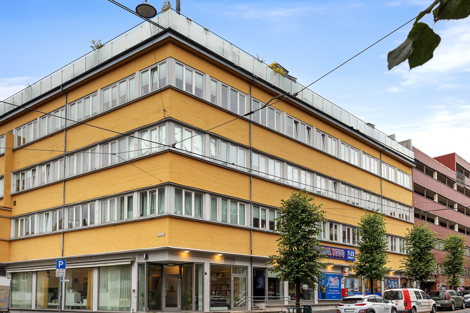 Umiddelbar nærhet til dagligvarebutikker, Sofienbergparken, Botanisk hage, Grünerløkka, samt kollektivtransport med både buss, t-bane og trikk. Galleribilde