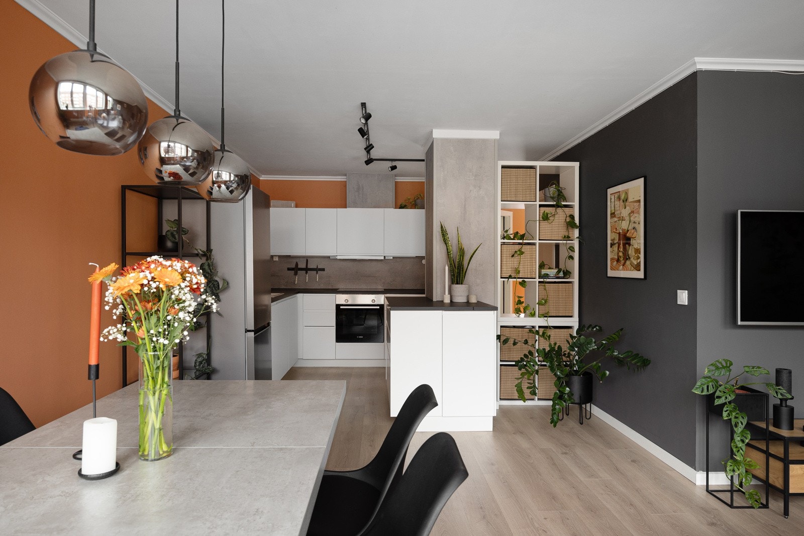 Stuen har en åpen løsning mot kjøkkenet, noe som sikrer en god utnyttelse av arealet og skaper et hyggelig og sosialt oppholdsrom. Galleribilde