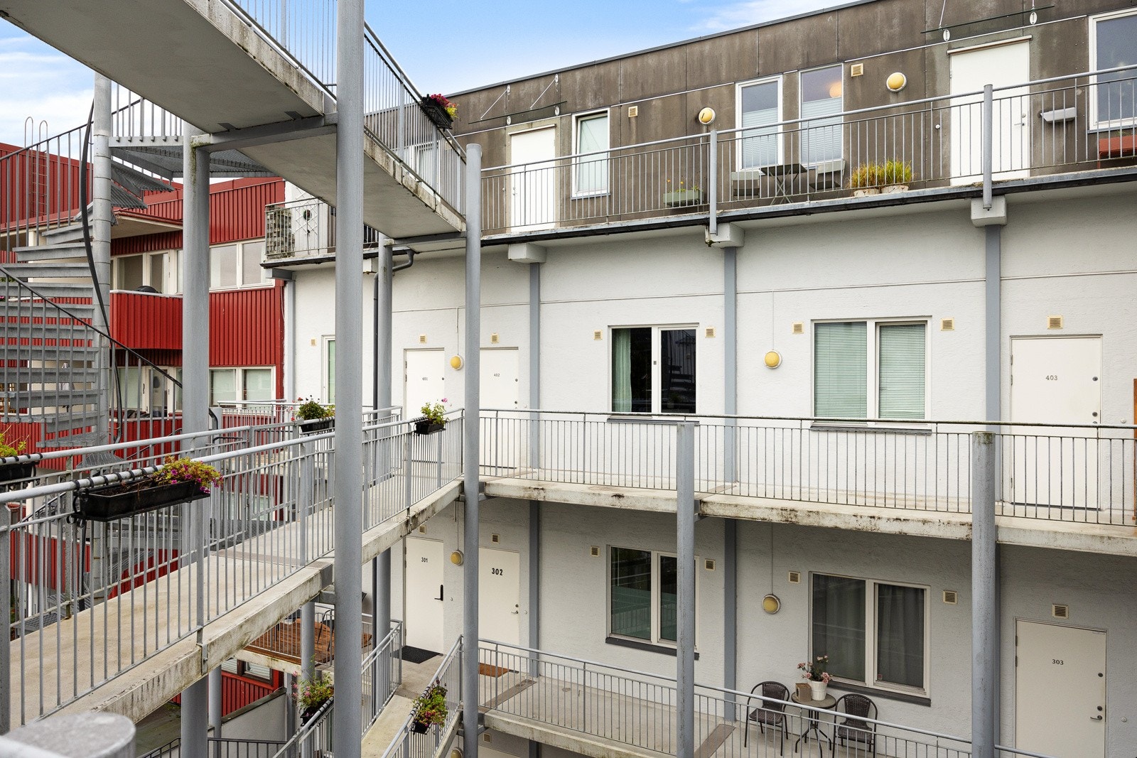 Leiligheten har en egen uteplass ved inngangsdøren. Her kan du ha f.eks eget kafésett, planter og blomster. Fin plass til å nyte morgenkaffen. Galleribilde