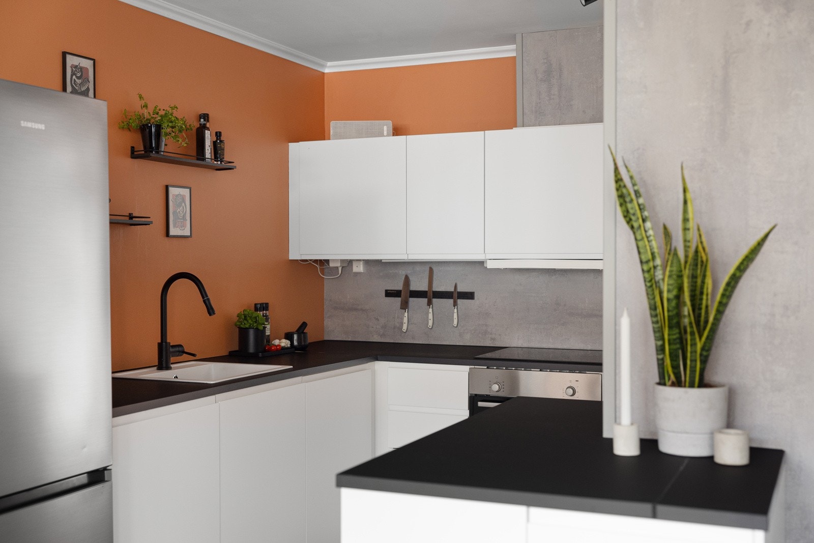 Stilren og romslig kjøkkeninnredning fra 2020 med gode løsninger og godt med skap- og benkeplass. Galleribilde