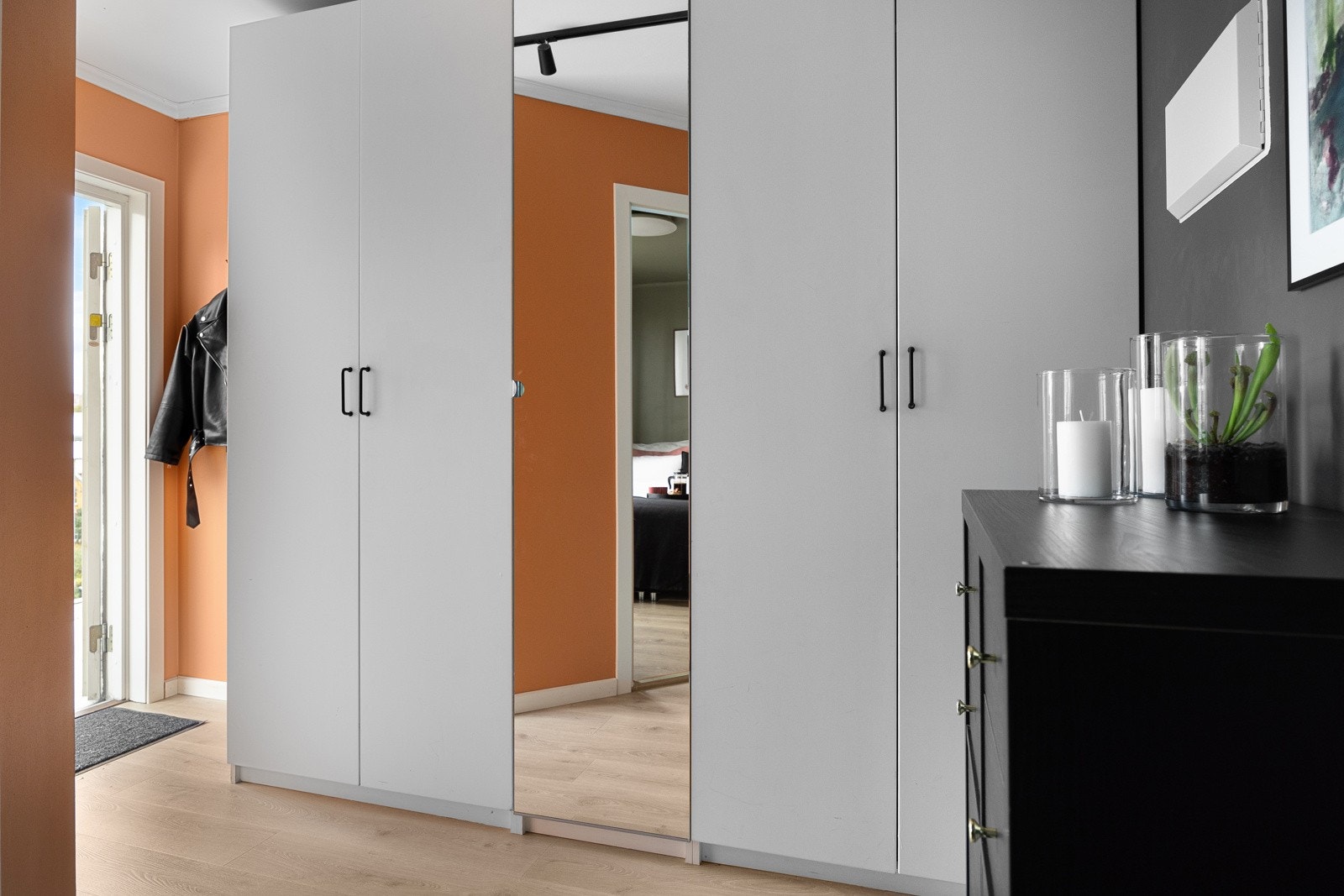 Hyggelig entré som gir et godt førsteinntrykk av leiligheten. Galleribilde