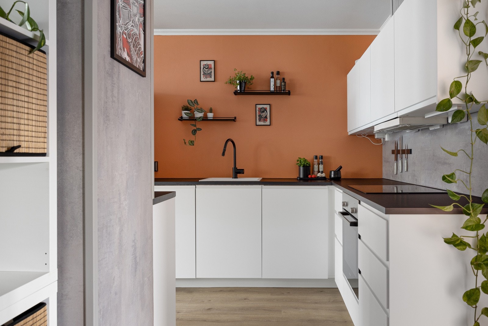 Kjøkkenet er videre utstyrt med integrerte hvitevarer og frittstående kjøleskap med frysedel. Det er installert komfyrvakt. Galleribilde