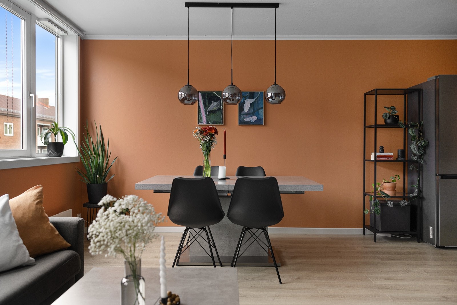 Fine vegg- og himlingsflater med malte flater, limnat på gulv fra 2020. Her er det gode møbleringsmuligheter, med plass til sofagruppe med tilhørende møblement, tv-seksjon og spisebord. Galleribilde