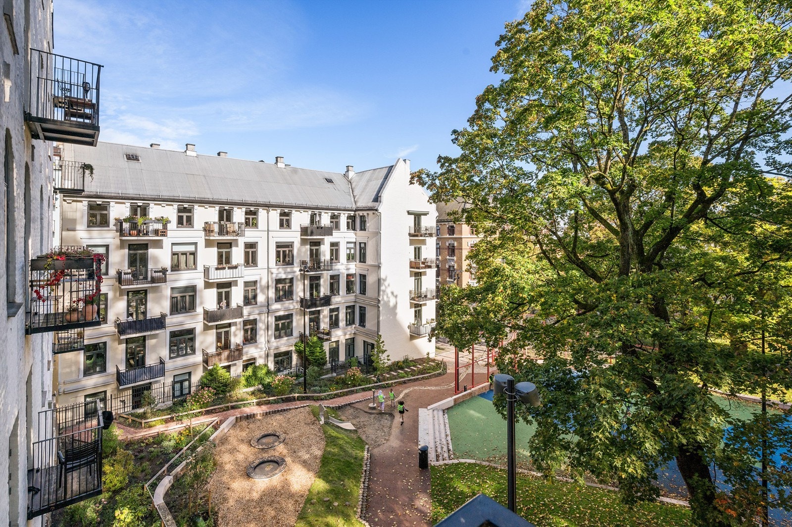 Koselig og frodig utsikt fra balkongen med utsyn over Kristparken som nylig er oppgradert. Galleribilde