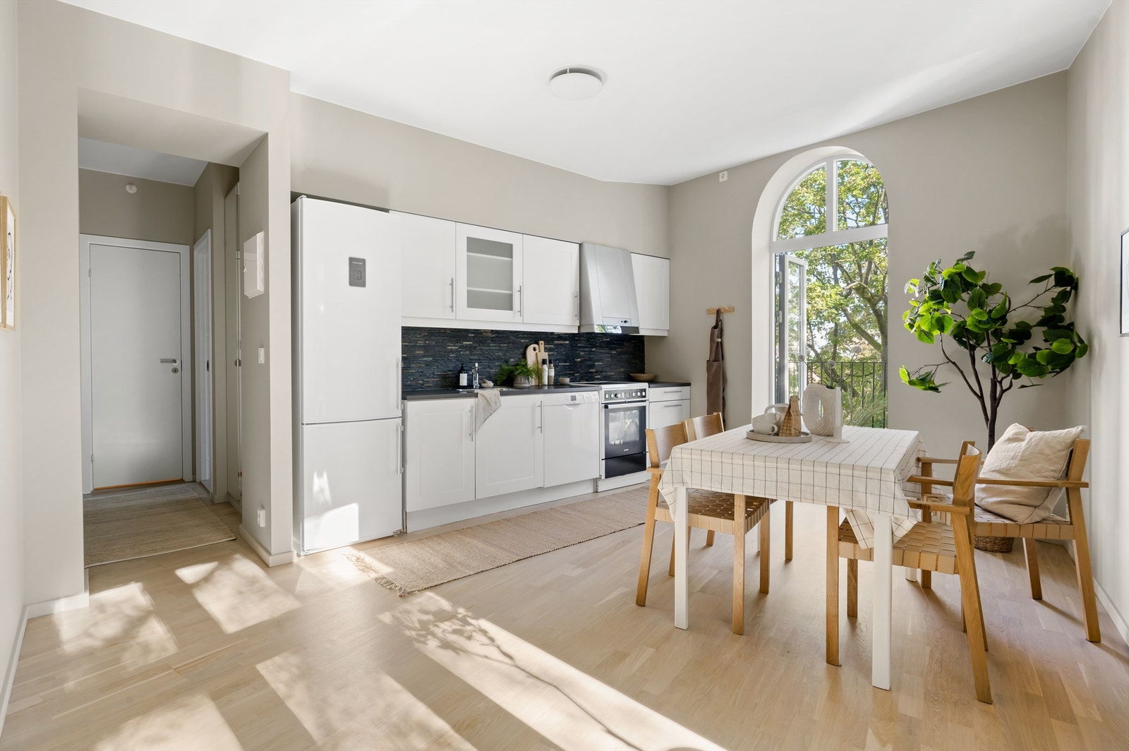 Pent kjøkken fra 2011 som ligger i en åpen, sosial løsning med stue og spisestue. Galleribilde