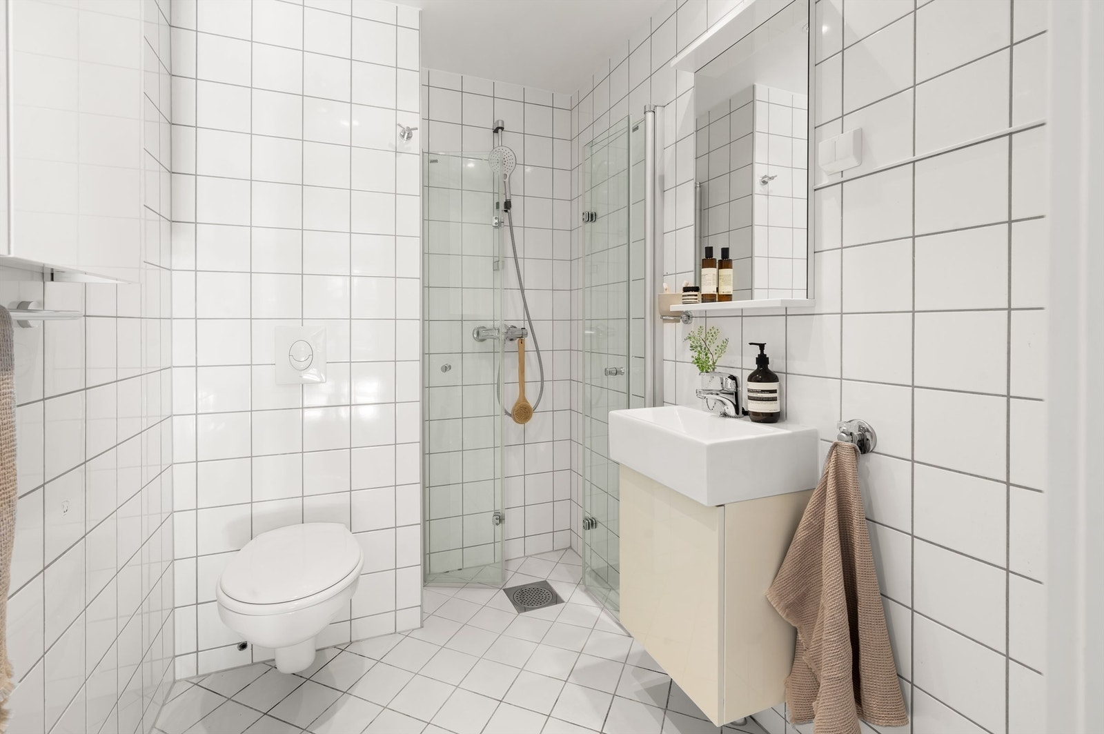 Lekkert, flislagt baderom med gulvvarme som ble pusset opp i 2011. Badet har opplegg for vaskemaskin. Galleribilde