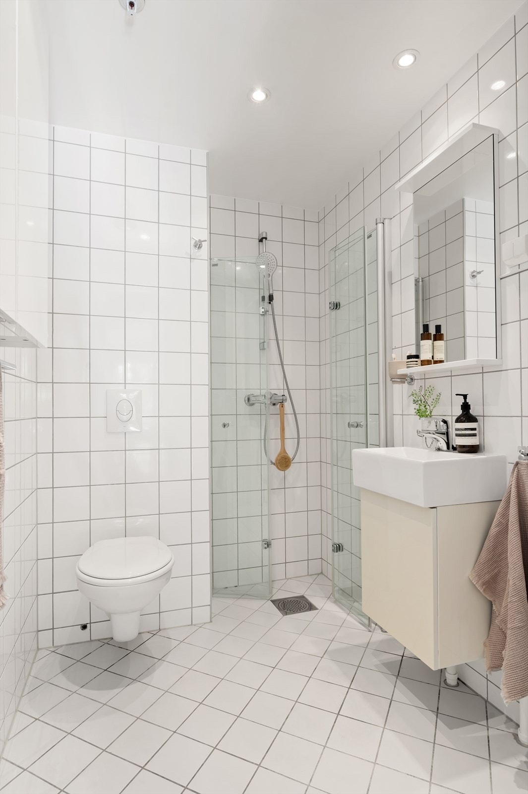 Innredningen består av vegghengt servantskap med dør, ovenpåliggende servant med ett-greps armatur samt hylle, speil og stikkontakter på vegg over servant. Galleribilde