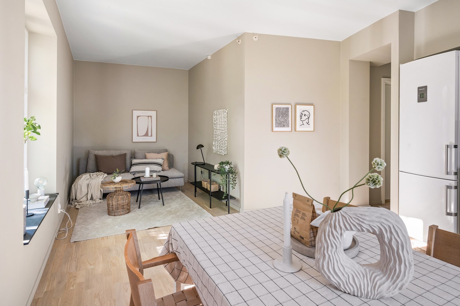 Stuen er romslig og har en veldimensjonert utforming hvor man med enkelthet kan innrede etter eget ønske og personlige stil. Det er plass til innredning av flere sosiale soner. Galleribilde