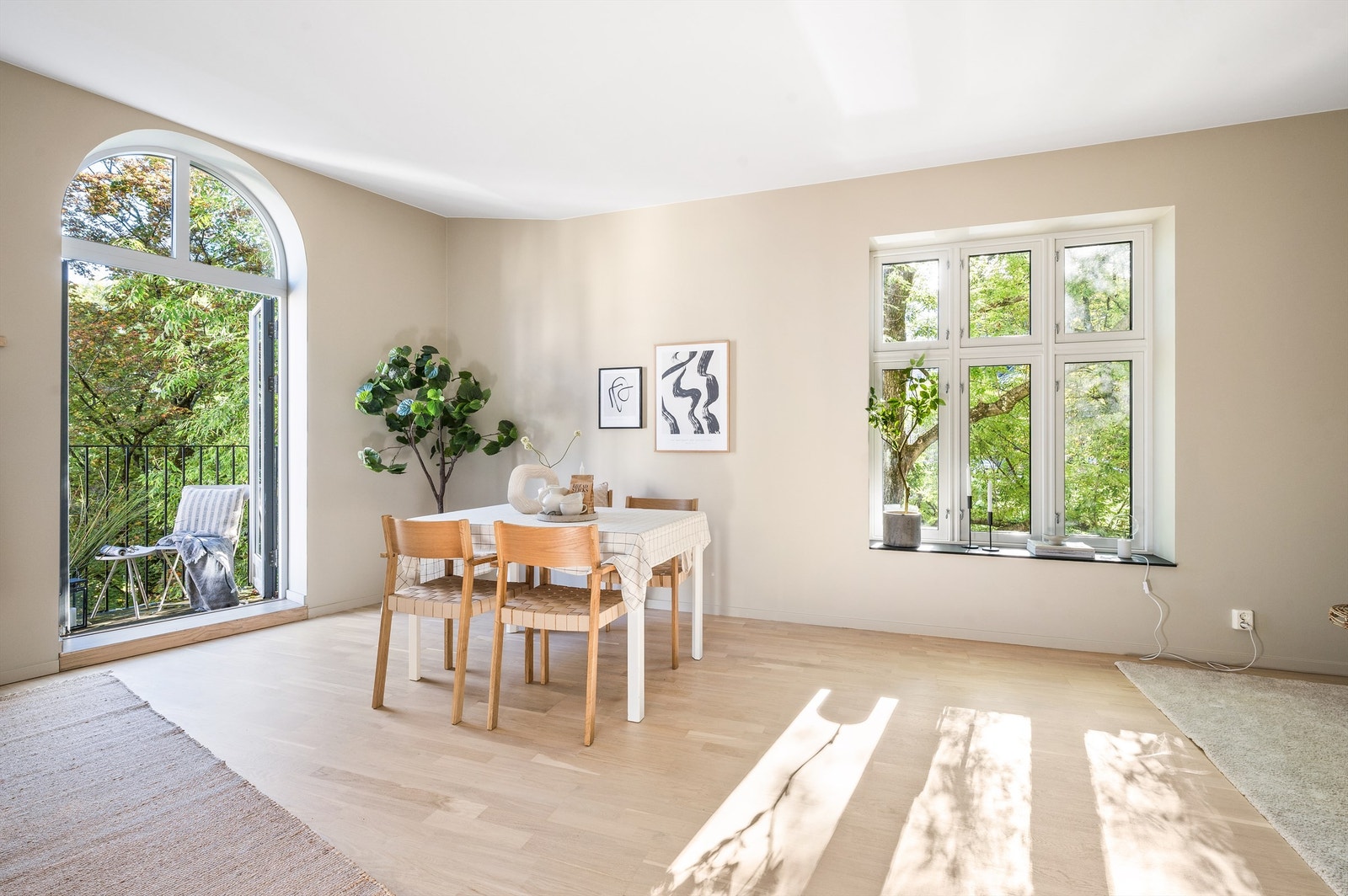 Hyggelig spisesone ved vinduet med god plass til spisegruppe. Leiligheten ligger i byggets 2. etasje og er derfor skjermet fra direkte innsyn. Galleribilde