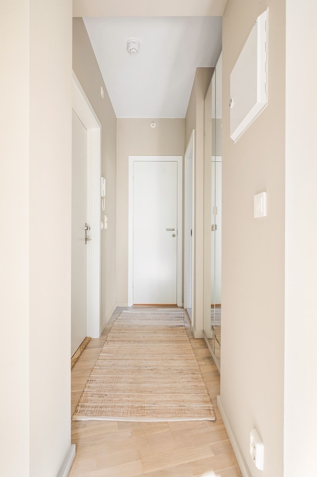 Velkommen inn! Store deler av leilighetens overflater er pusset opp i 2024 med nymalte overflater og slipt parkett. Galleribilde