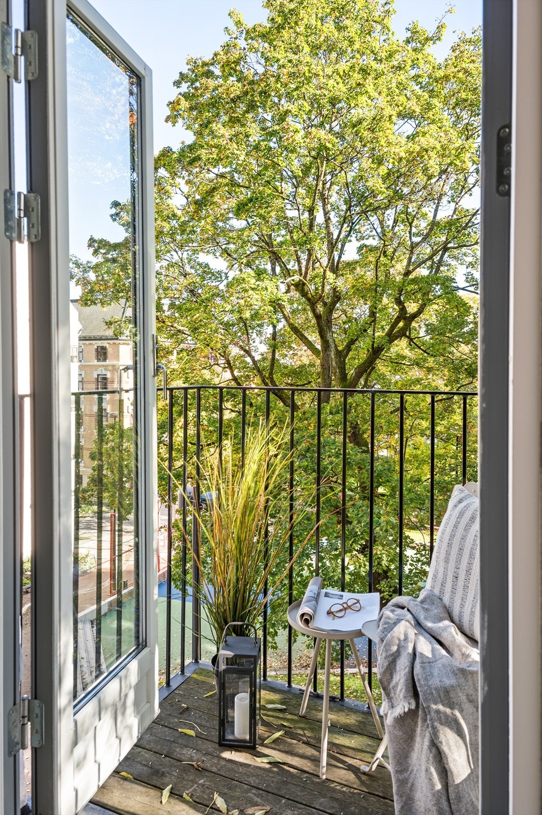 Sommerstid er det sol på balkongen fra ca. 08.00 og frem til ca. kl. 14.00. Galleribilde