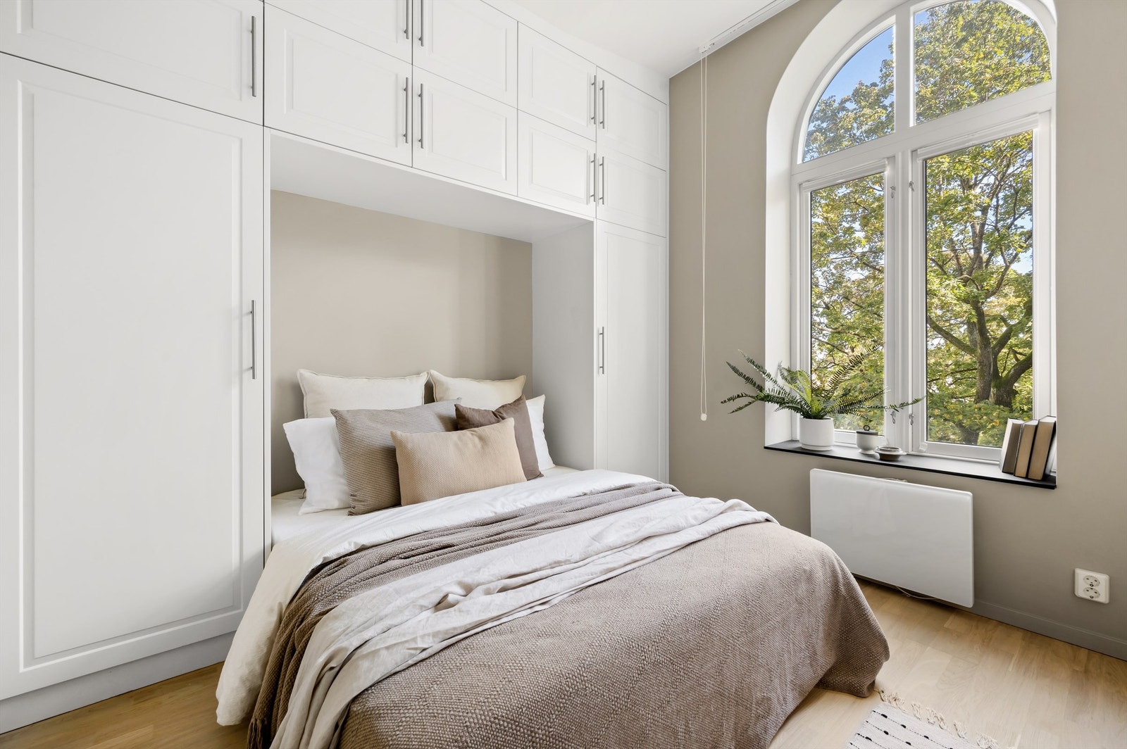 Soverommet er praktisk innredet med romslig garderobeløsning. Galleribilde