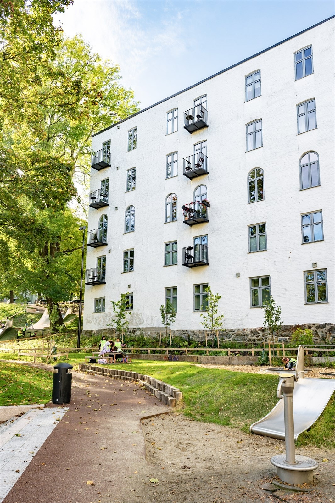 Tomten er fellesareal som er pent opparbeidet med asfalterte internveier, sittebenker, sykkelparkering, lekeapparater, plenarealer, prydbusker og diverse beplantning. Galleribilde