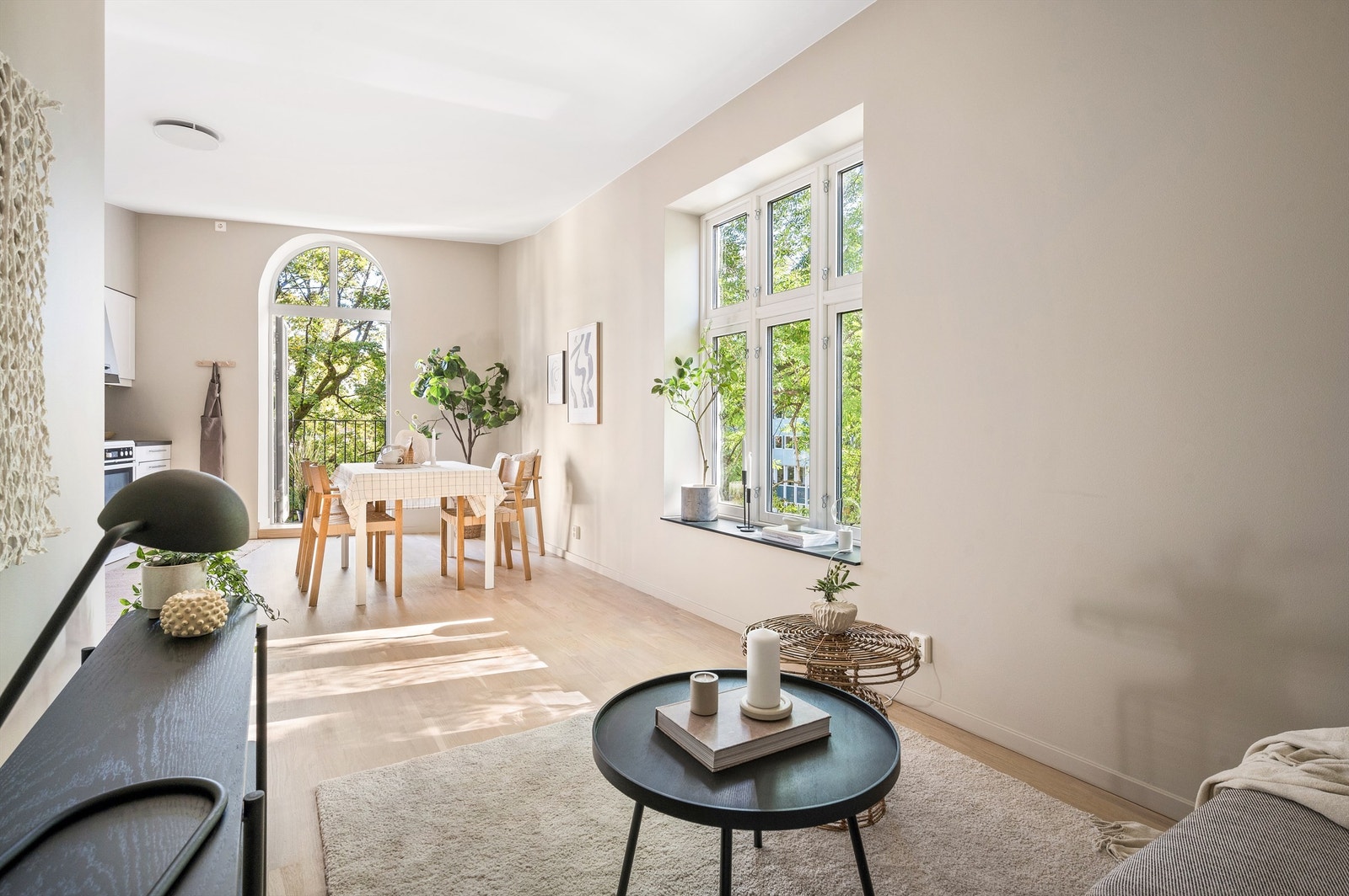 Leiligheten har en tiltalende og moderne hjørnestue med store vindusflater som gir en behagelig og luftig romfølelse. Det er godt med lysinnslipp fra både sør og øst som sørger for en lys og god atmosfære i boligen, store deler av dagen. Galleribilde