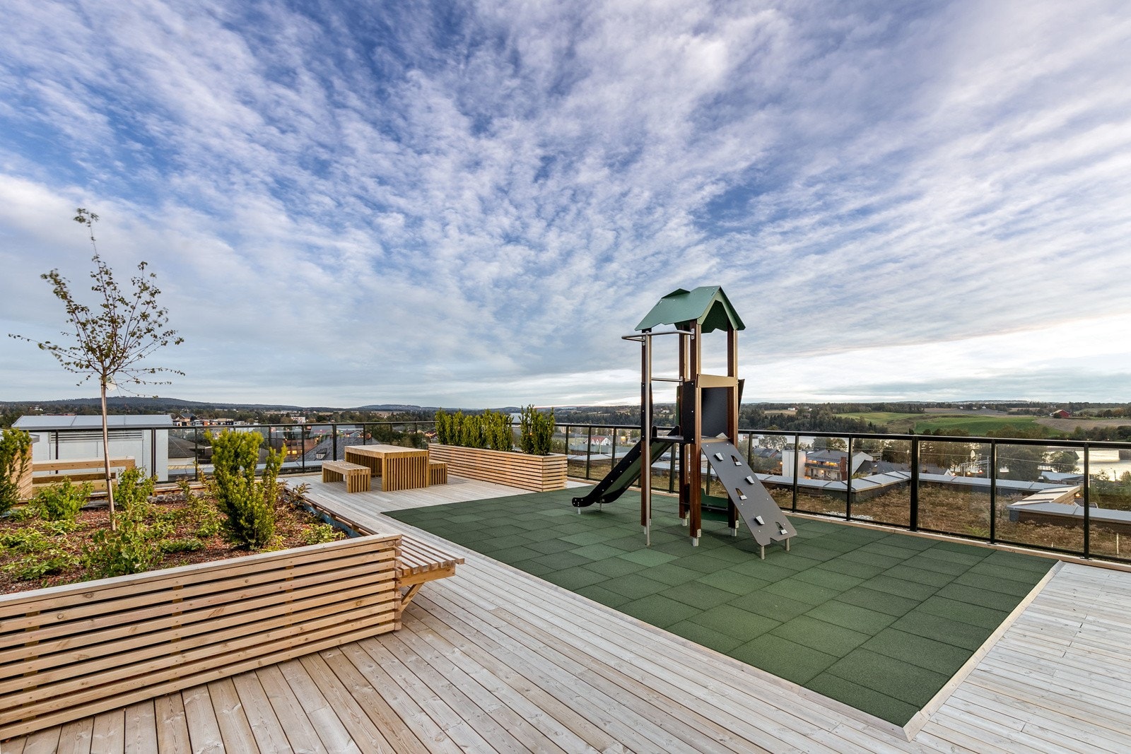 På taket troner to store felles takterrasser til fri disposisjon for beboerne i sameiet. Takterrassene er parkmessig opparbeidet med benker, bord, beplantning, samt lekeplass for de minste barna. Galleribilde