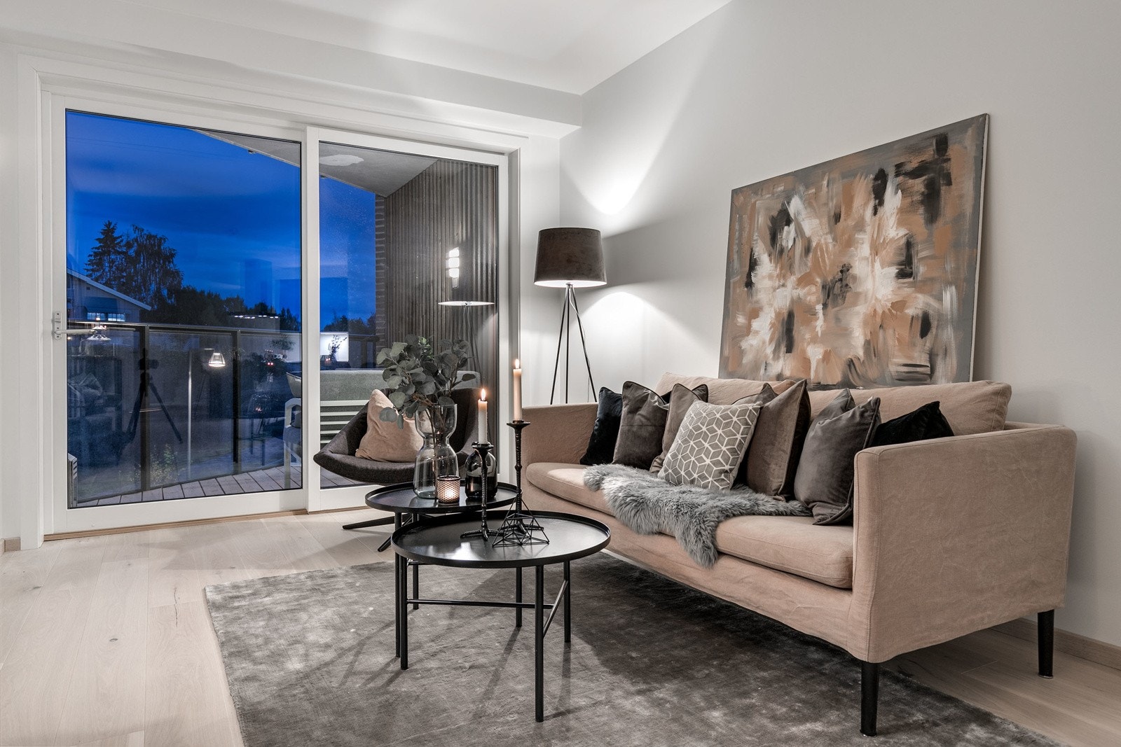 Den åpne stuen fremstår som meget innbydende i lyse, delikate fargevalg. Store vindusflater fra gulv til tak slipper inn rikelig med lys og den flotte takhøyden gir en luftig romfølelse. Galleribilde