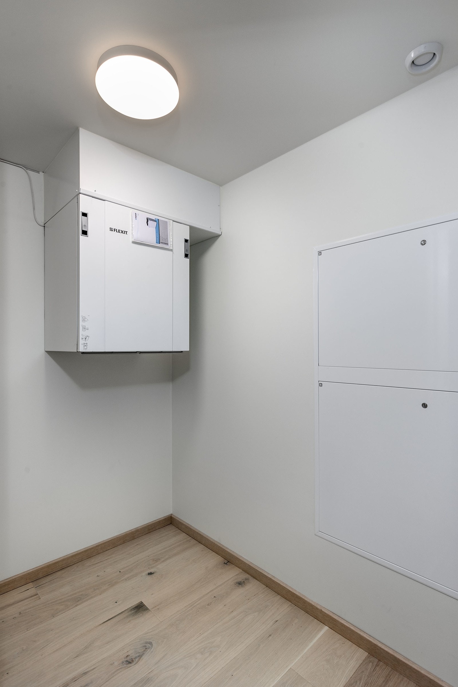 Direkte inngang fra entre/gang til praktisk bod på ca. 3 kvm, perfekt til oppbevaring av yttertøy og sko. Galleribilde