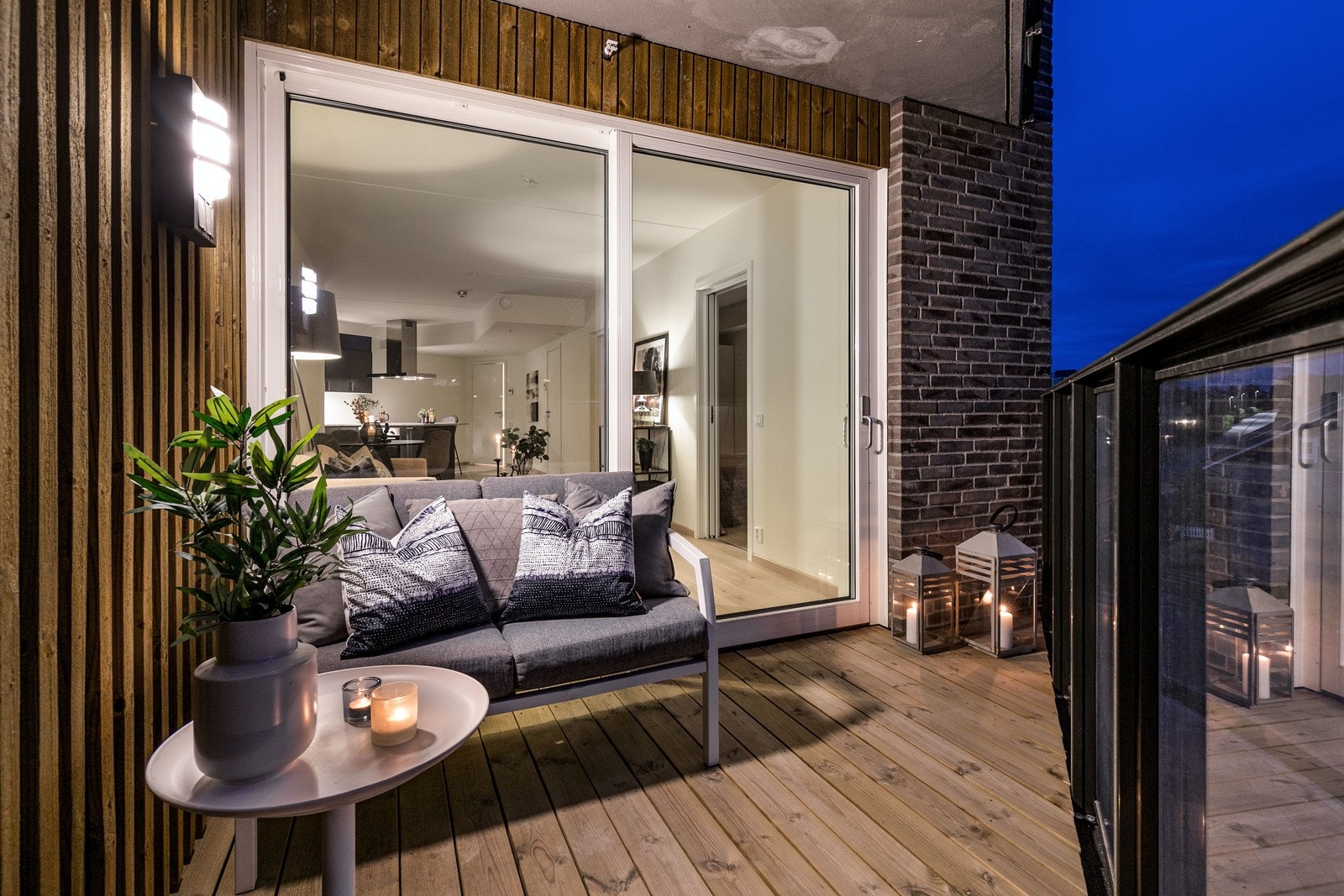 Fra stuen er det utgang til en stor østvendt overbygget balkong på ca. 5,9 kvm, hvor man kan nyte late dager og sene kvelder i hyggelige omgivelser. Galleribilde