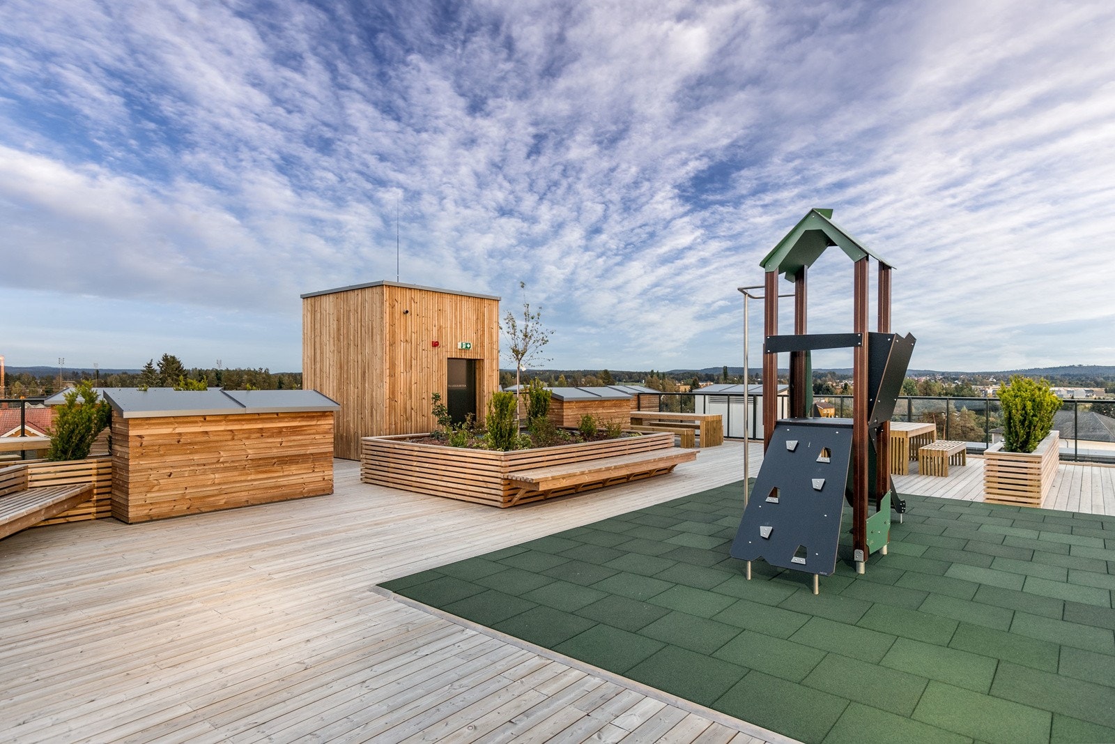 Felles takterrasse m/lekeplass for de minste barna. Galleribilde