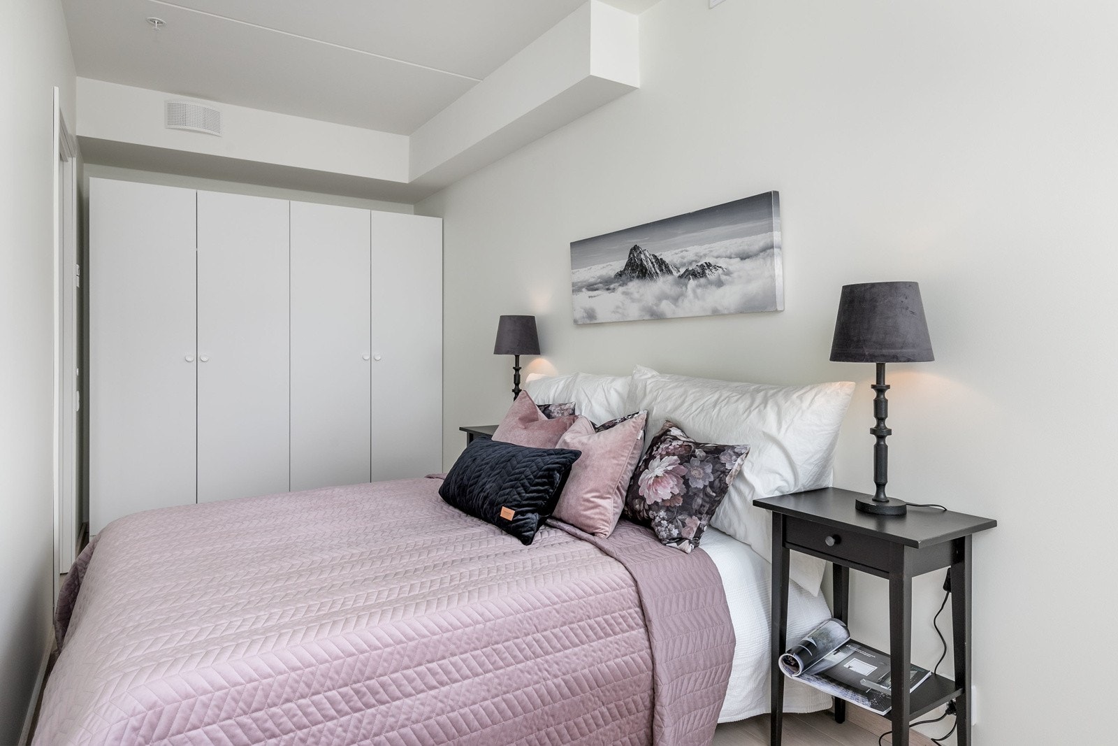 Rommet har lysmalte veggflater, enstavs hvitpigmentert parkett på gulv og et stort vindu som slipper inn rikelig med lys. Det er satt inn godt med garderobeskap. Oppvarming via vannbåren varme i gulv. Galleribilde