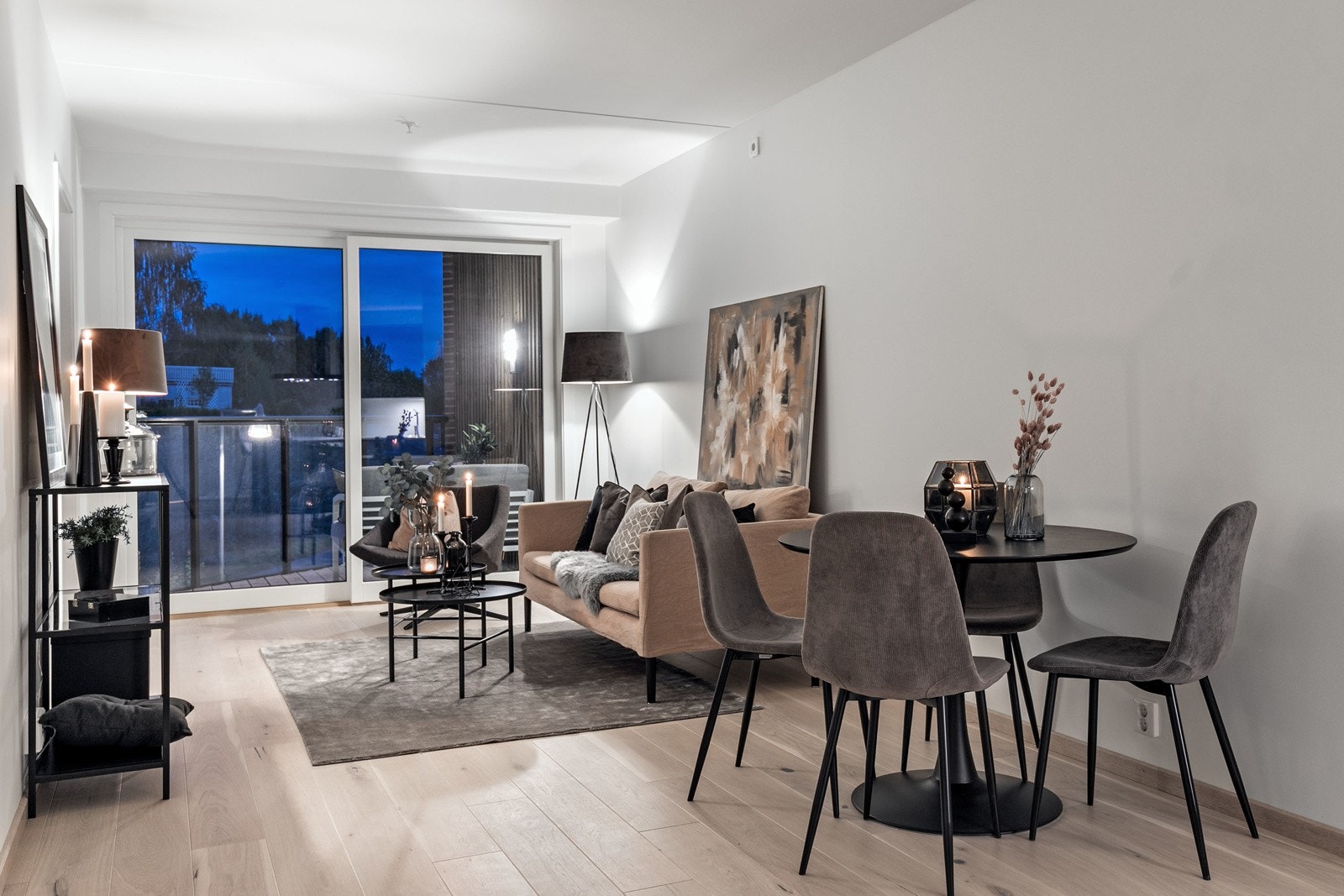 Spisestuen innbyr til hyggelige måltider med familie og gode venner. Galleribilde