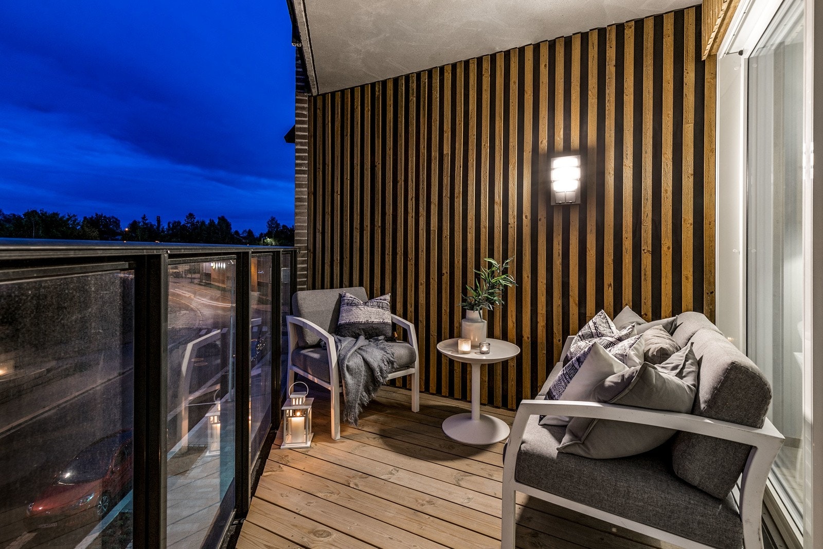 Balkongen har et stilrent glassrekkverk og nydelig utsyn over nærområdet. Galleribilde