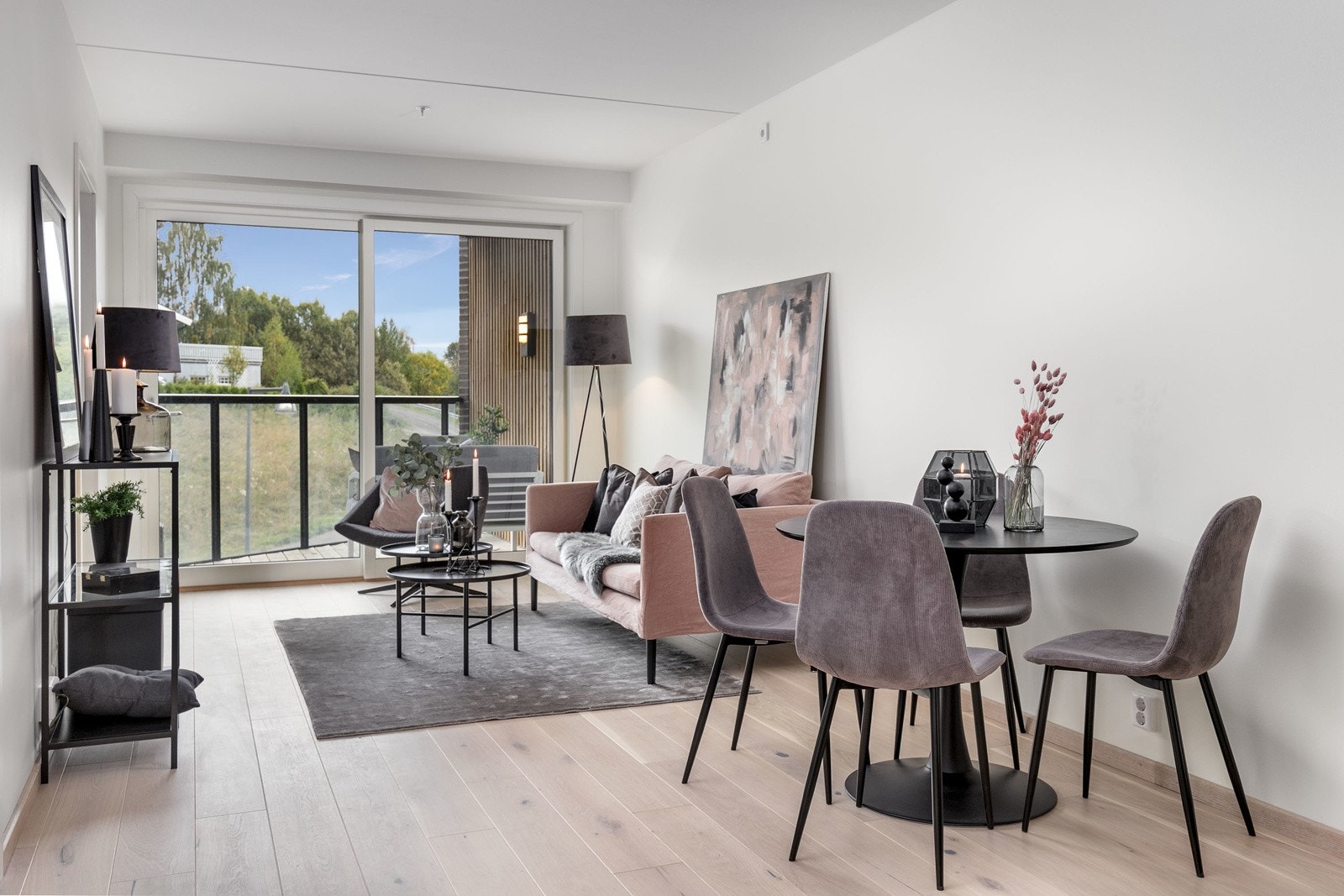 Det er etablert vannbåren varme i gulv i alle oppholdsrom i leiligheten. Galleribilde