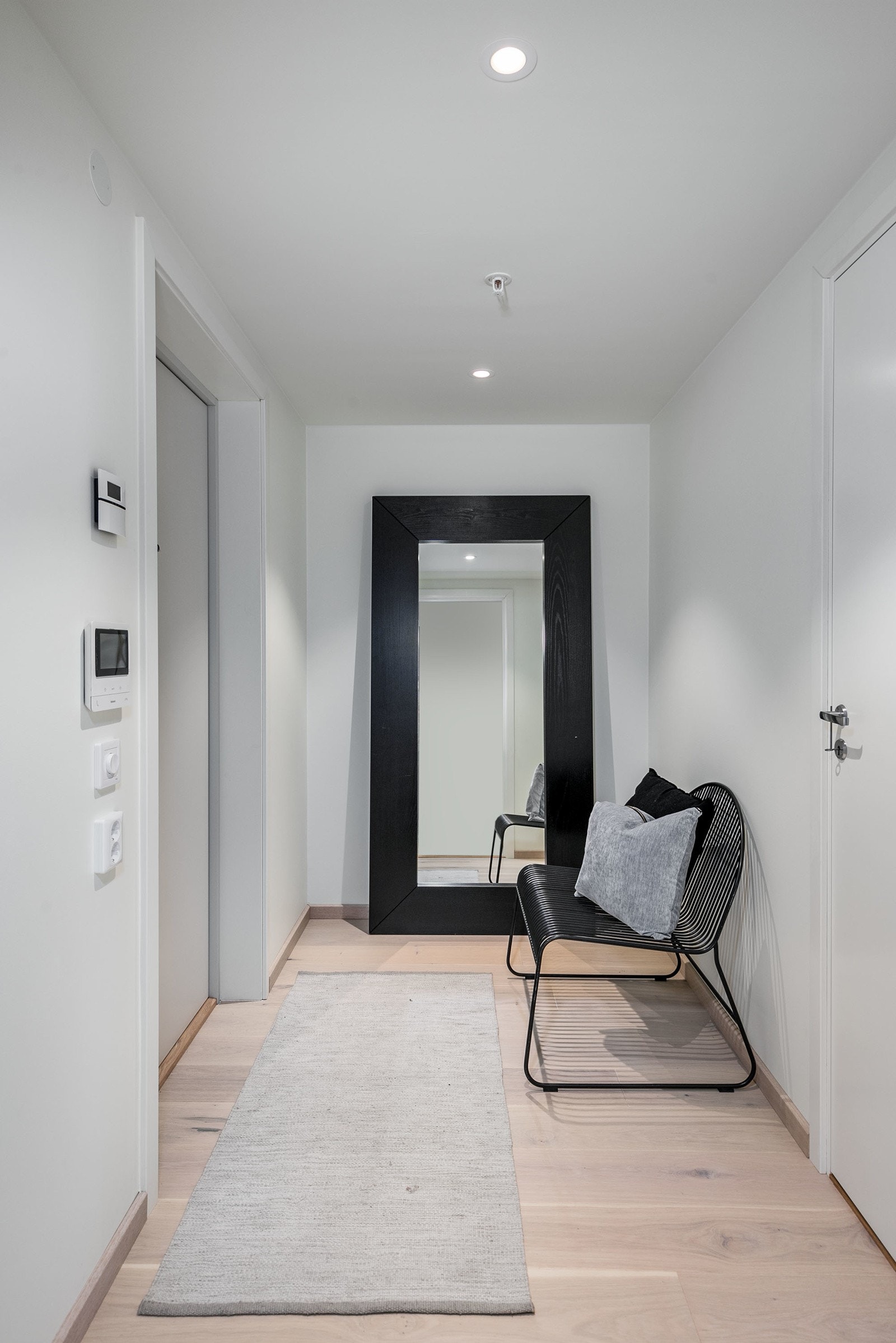 Lys entre med nydelig hvitpigmentert 14 mm enstavs parkett på gulv og vannbåren gulvvarme som gir et godt førsteinntrykk av leiligheten. Det er montert dørcalling m/kamera ved inngangsdøren. Galleribilde