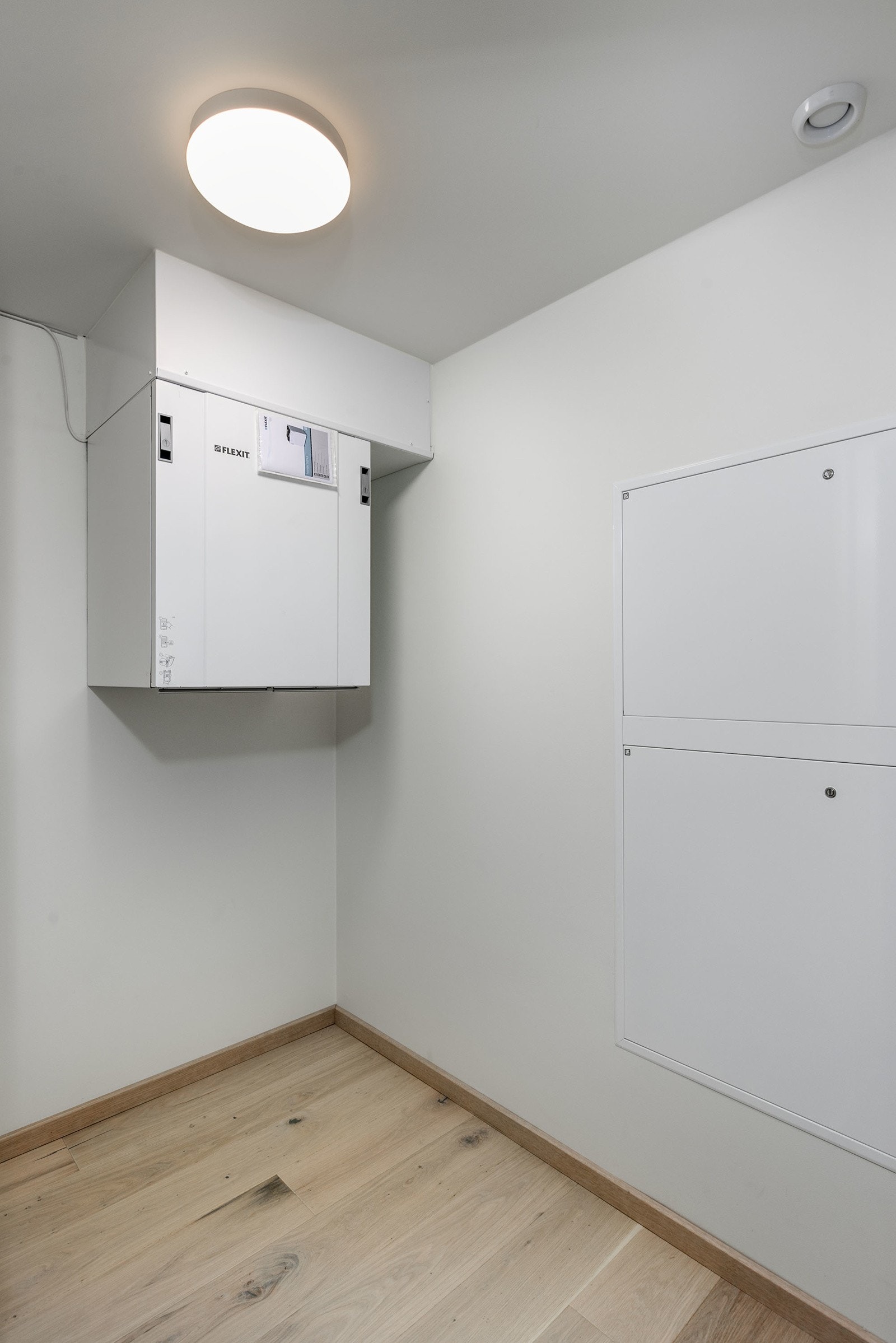 Direkte inngang fra entre/gang til praktisk bod på ca. 3,4 kvm, perfekt til oppbevaring av yttertøy og sko. Galleribilde