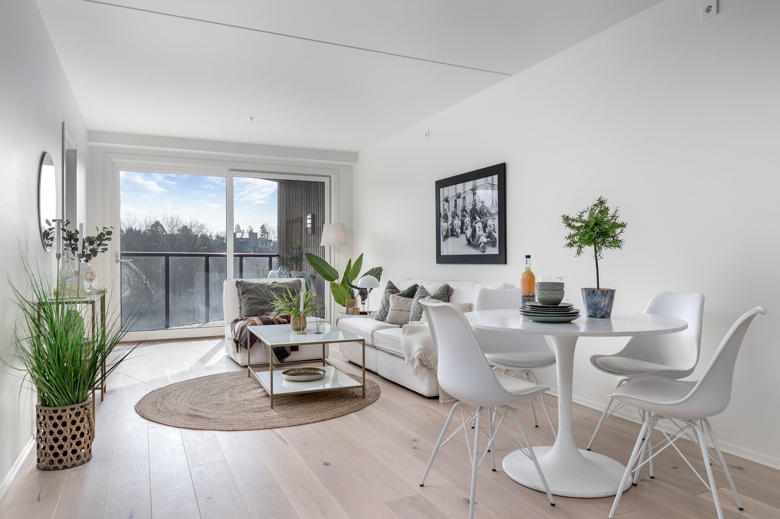 Store vindusflater fra gulv til tak slipper inn rikelig med lys og den flotte takhøyden gir en luftig romfølelse. Galleribilde