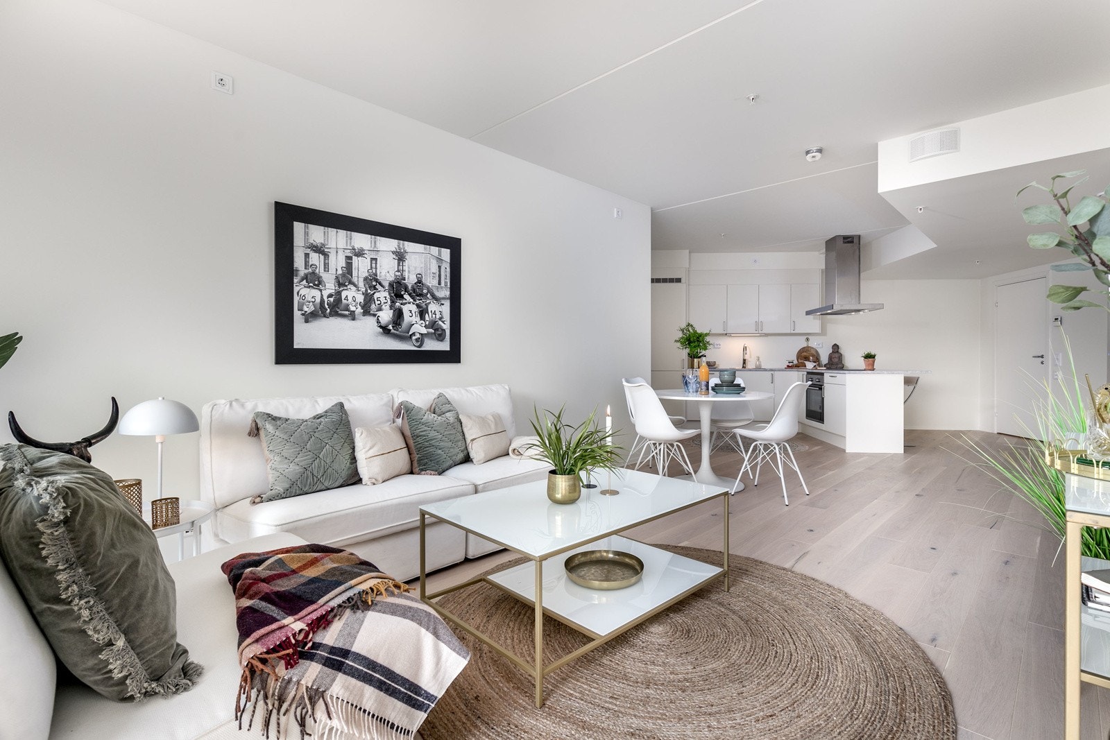 På gulvet er det lagt nydelig 14 mm hvitpigmentert enstavs parkett som strekker seg sømløst inn i kjøkken og soverom. Galleribilde