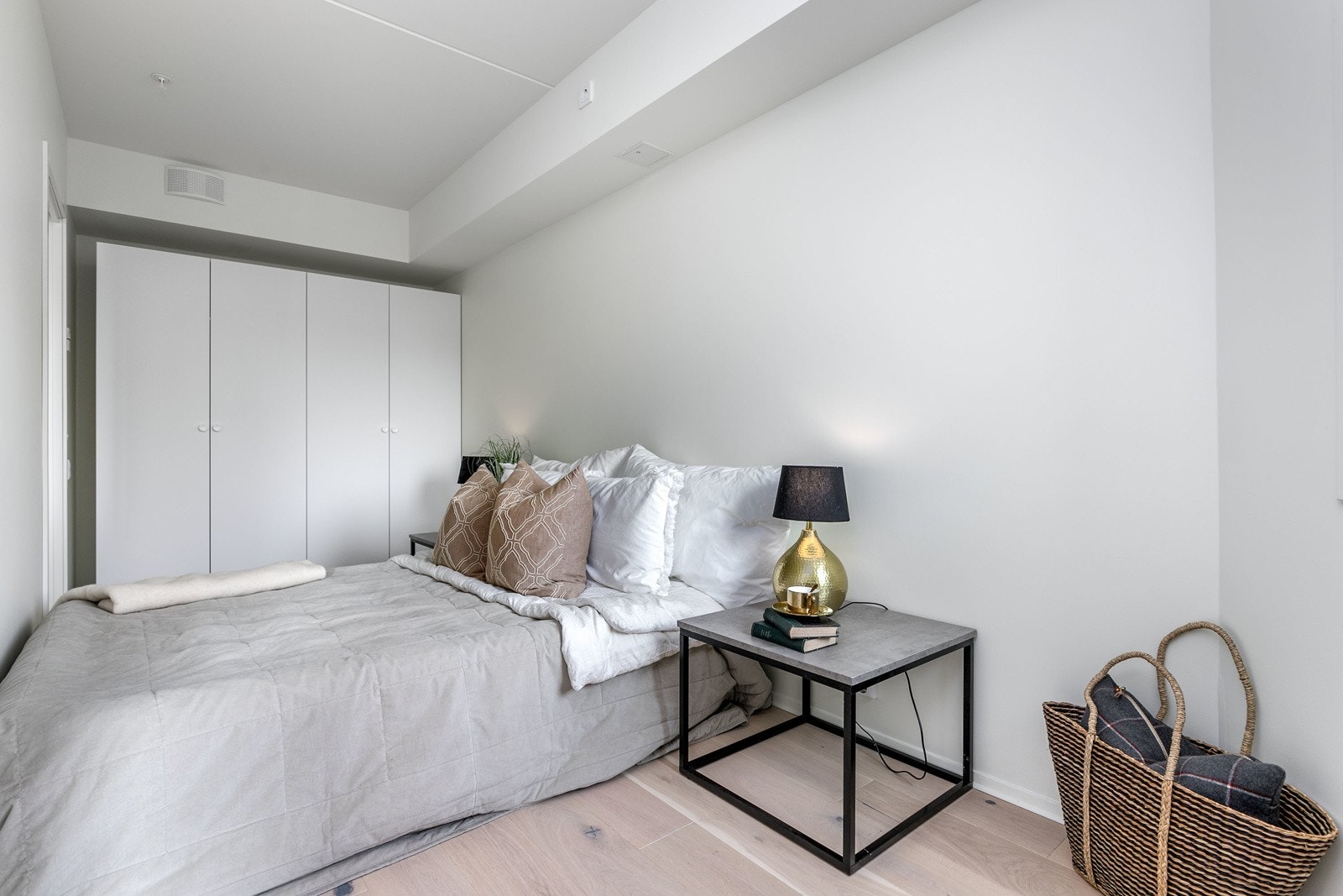 Det er satt inn godt med garderobeskap. Oppvarming via vannbåren varme i gulv. Galleribilde