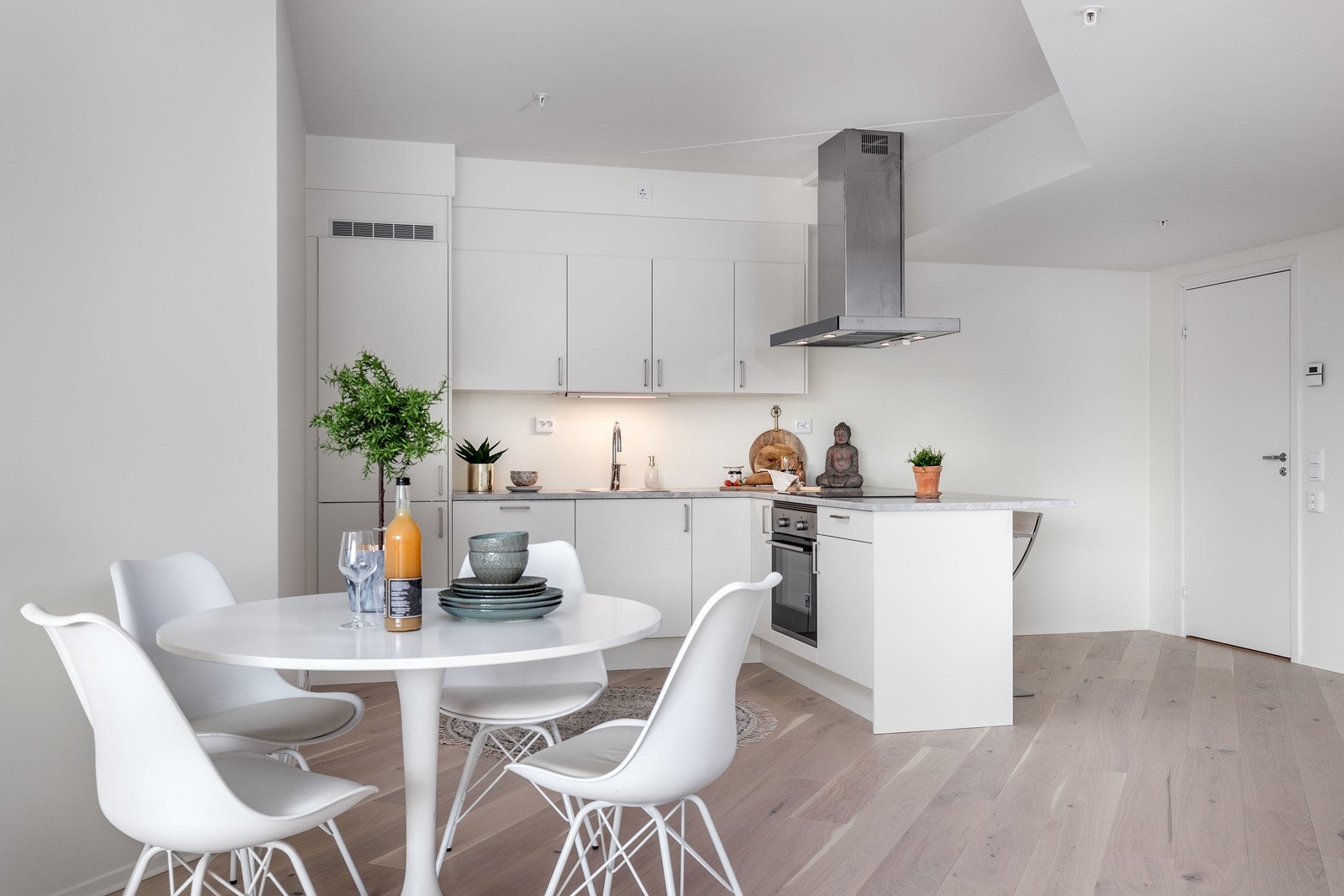 Stilrent og moderne kjøkken fra Sigdal i åpen løsning mot stuen. Galleribilde