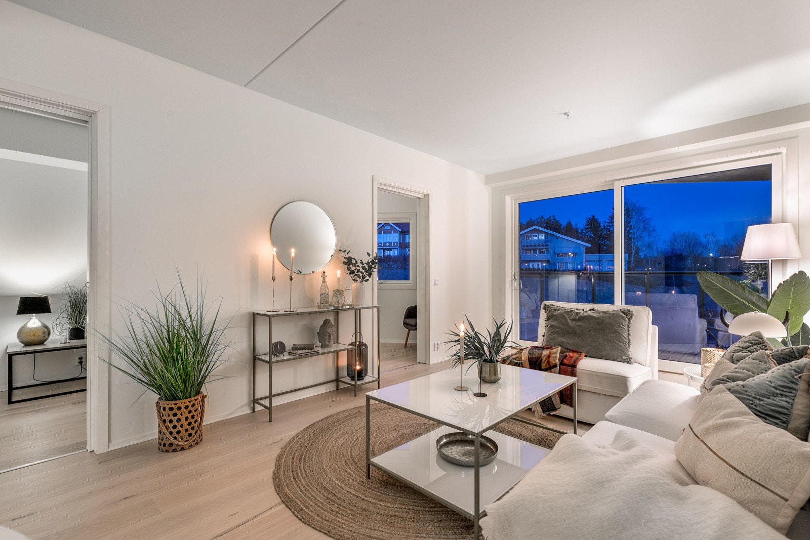 Rommet har uttak for bredbånd/kabel TV. Grunnpakken for TV-signaler og internett er inkludert i felleskostnadene. Galleribilde