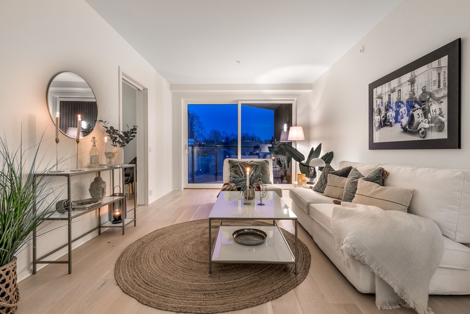 Stor, nyoppført 2-roms selveierleilighet beliggende i det populære boligprosjektet Årneskvartalet, midt i sentrum av Årnes. Leiligheten i byggets 3. etasje har et BRA på hele 64 kvm med moderne løsninger og gjennomført god standard i materialvalgene. Galleribilde