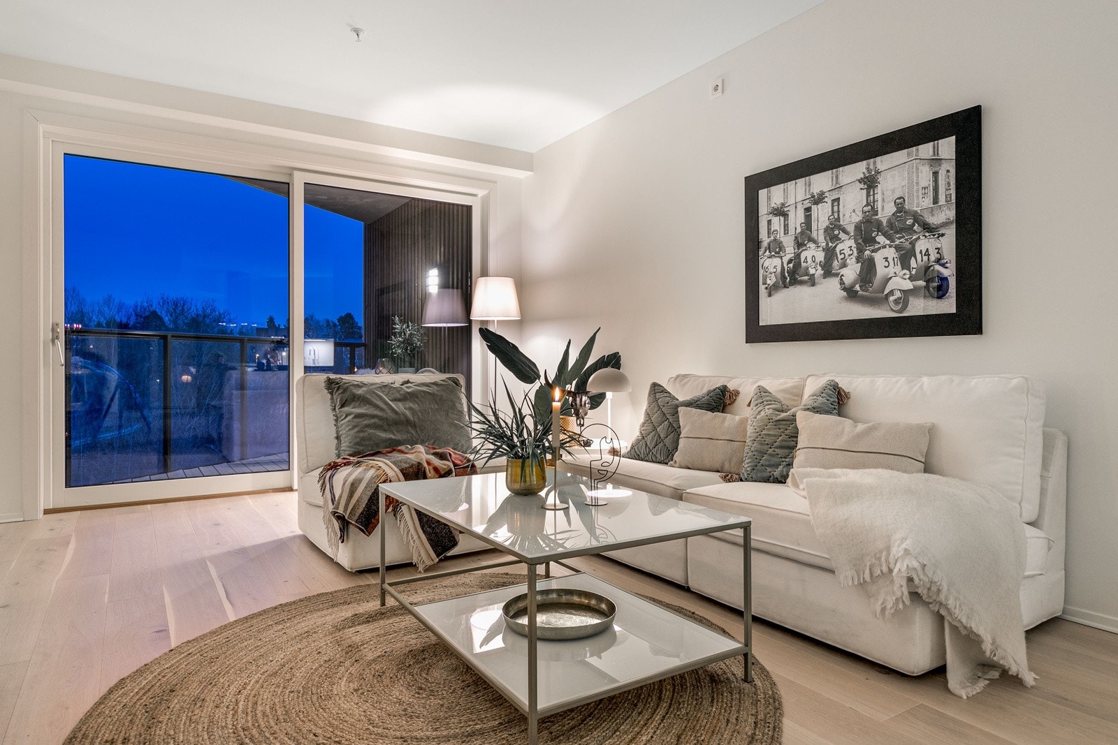 Den åpne stuen fremstår som meget innbydende i lyse, delikate fargevalg. Galleribilde