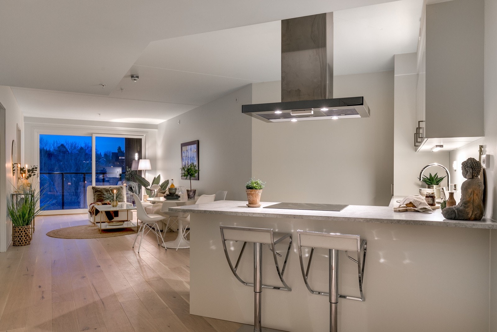 Avtrekkshette i stål over kokesonen. Kjøkkenhalvøyen gir en koselig frokostplass for 2 personer. Galleribilde