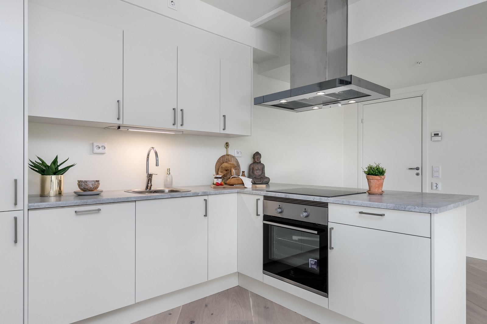 Av utstyr medfølger integrert induksjonsplatetopp, komfyr, oppvaskmaskin, samt kombiskap kjøl/frys, alle fra den anerkjente hvitevareleverandøren Siemens. Galleribilde