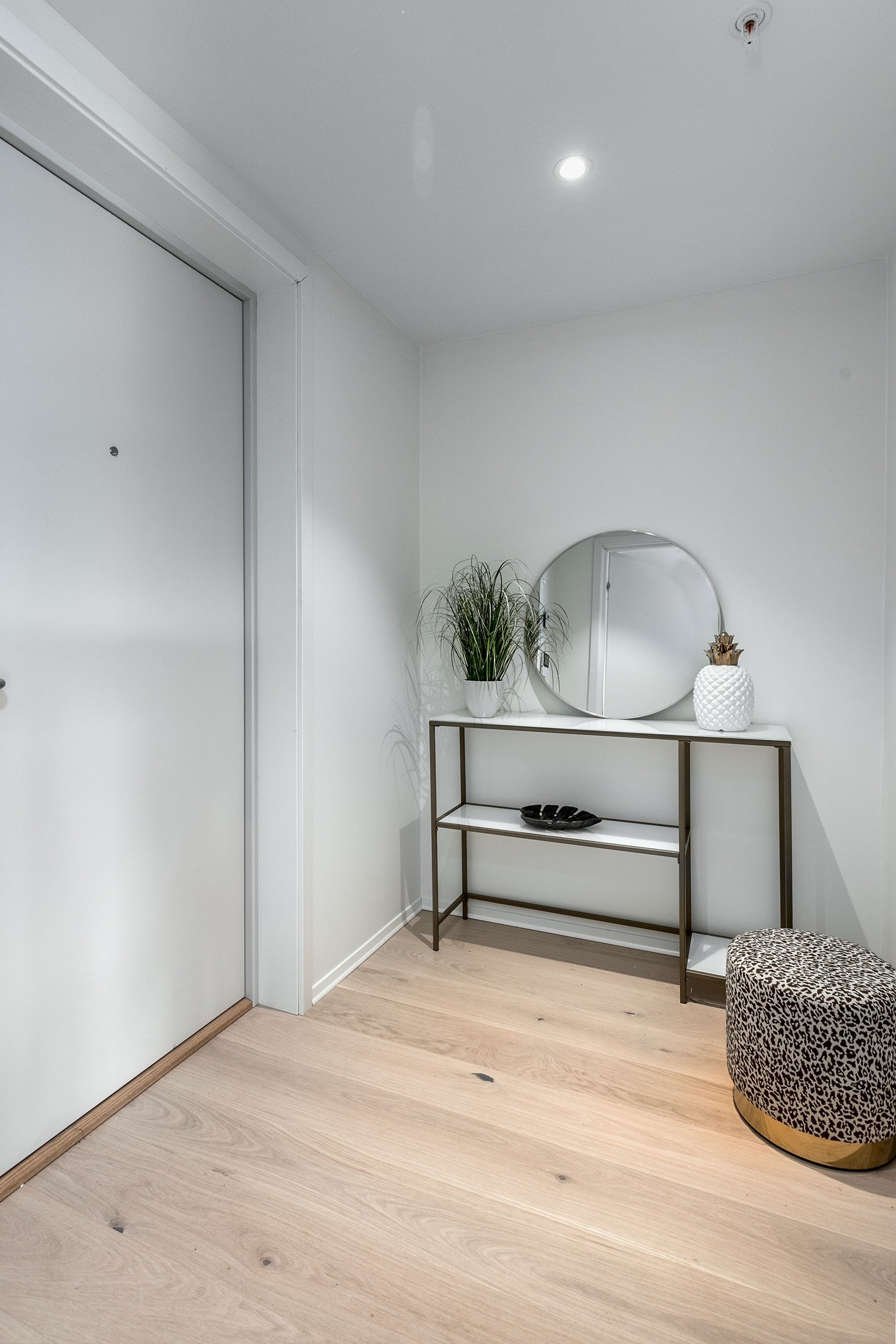 Lys entre med nydelig hvitpigmentert 14 mm enstavs parkett på gulv og vannbåren gulvvarme som gir et godt førsteinntrykk av leiligheten. Det er montert dørcalling m/kamera ved inngangsdøren. Galleribilde