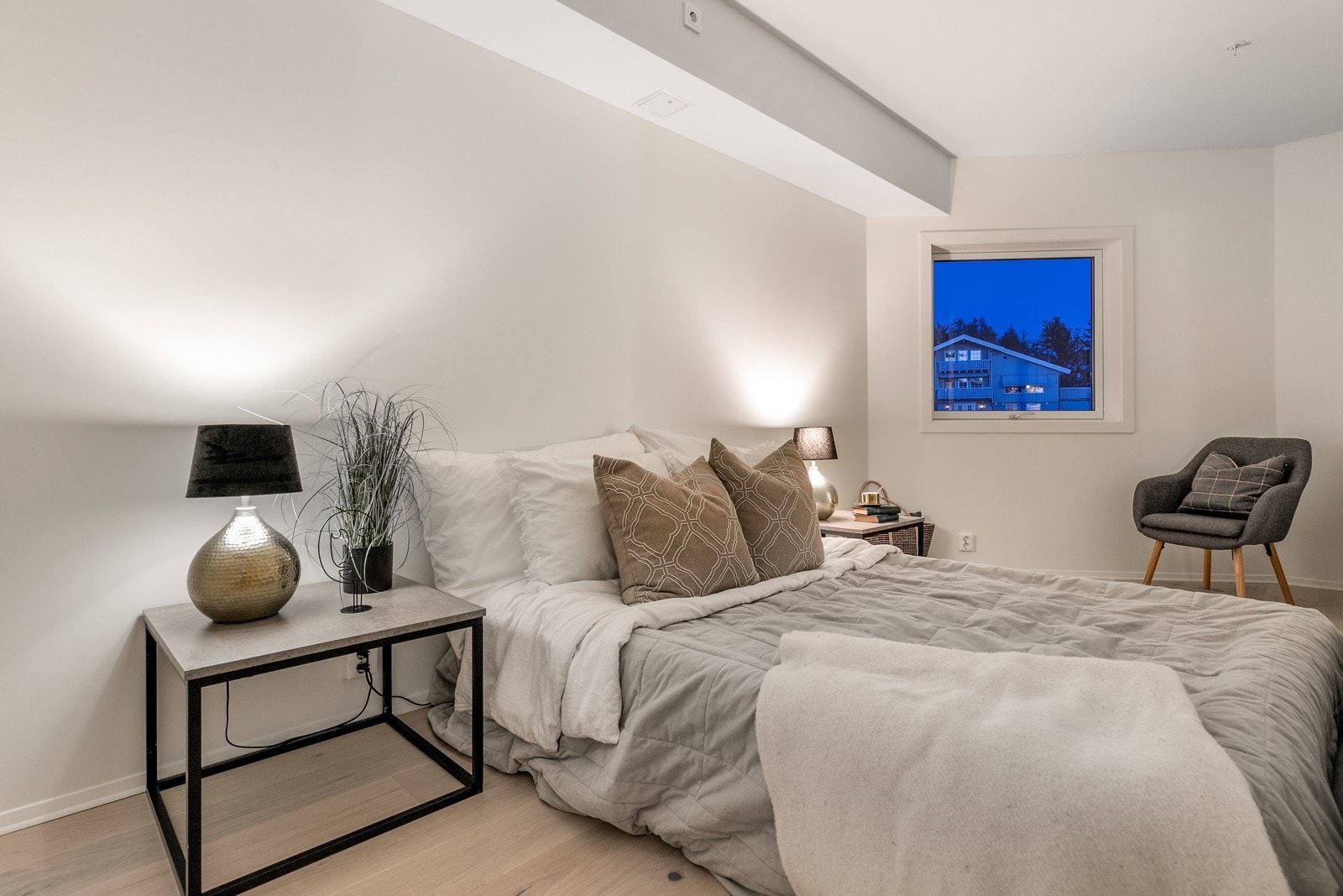 Leiligheten har et meget romslig og tiltalende soverom på hele 12 kvm av samme gode kvalitet og standard som resten av leiligheten. Galleribilde