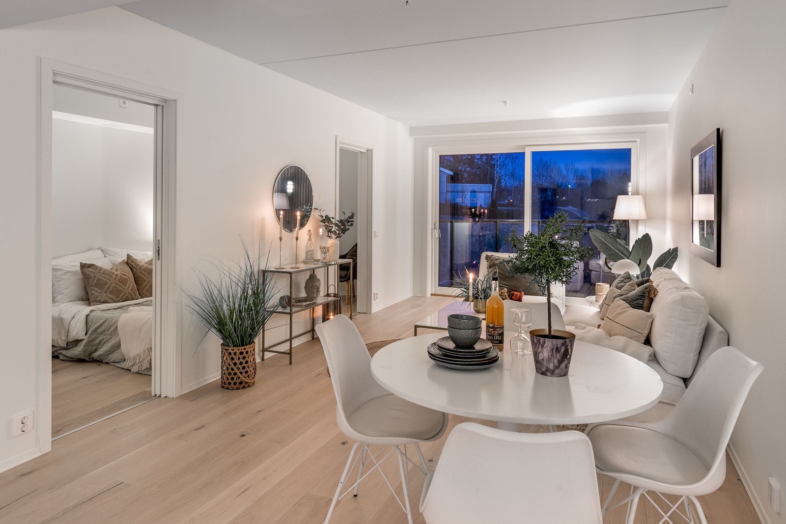 I stuen er det god plass til sofaløsning med tilhørende møblement, samt spisestue. Galleribilde