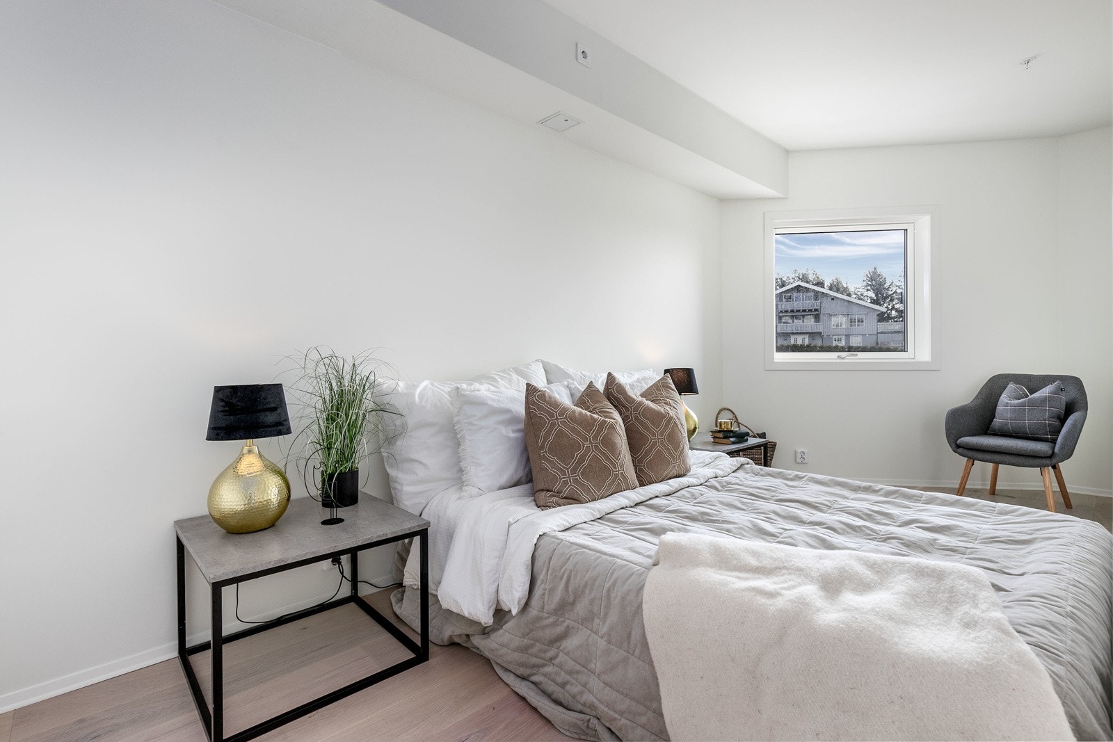 Soverommet har god plass til dobbeltseng og tilhørende nattbord. Rommet har lysmalte veggflater, enstavs hvitpigmentert parkett på gulv og et stort vindu som slipper inn rikelig med lys. Galleribilde