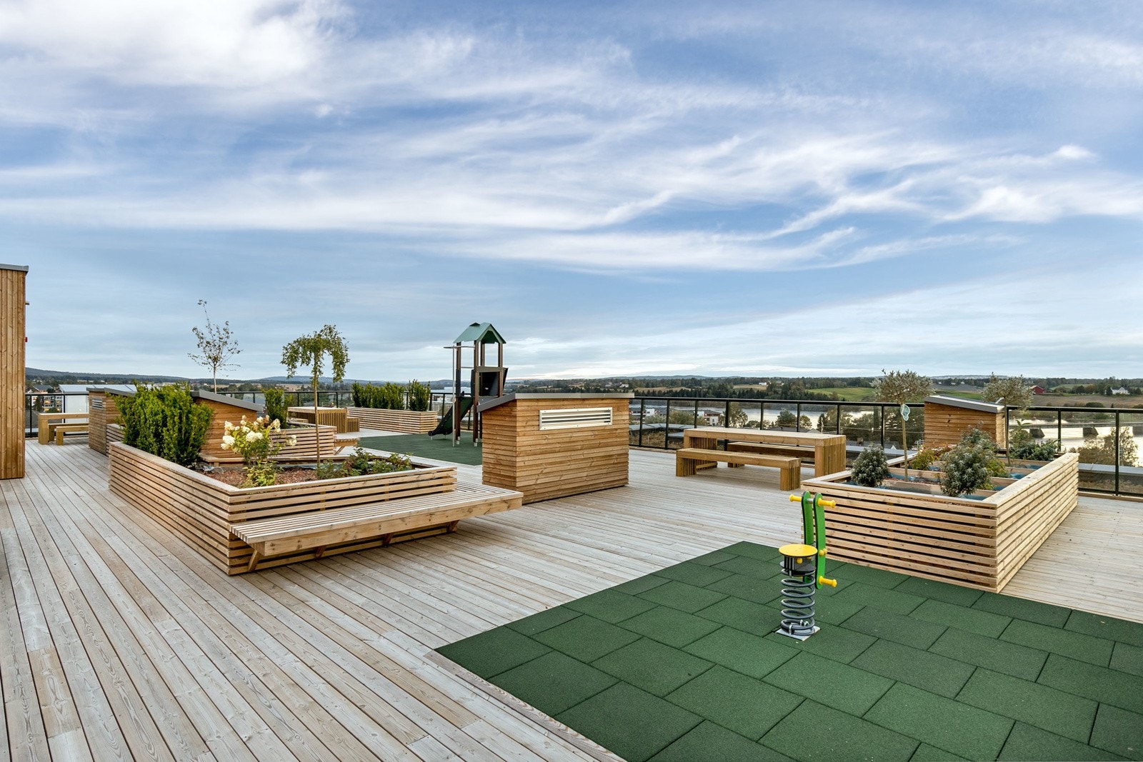 På taket troner to store felles takterrasser til fri disposisjon for beboerne i sameiet. Galleribilde