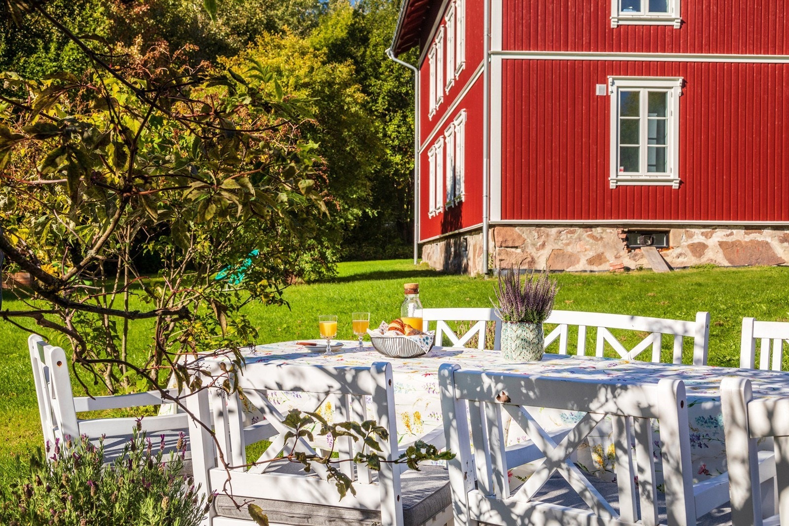 Naturskjønn beliggenhet med nydelig, felles hage for 6 mannsboligen Galleribilde