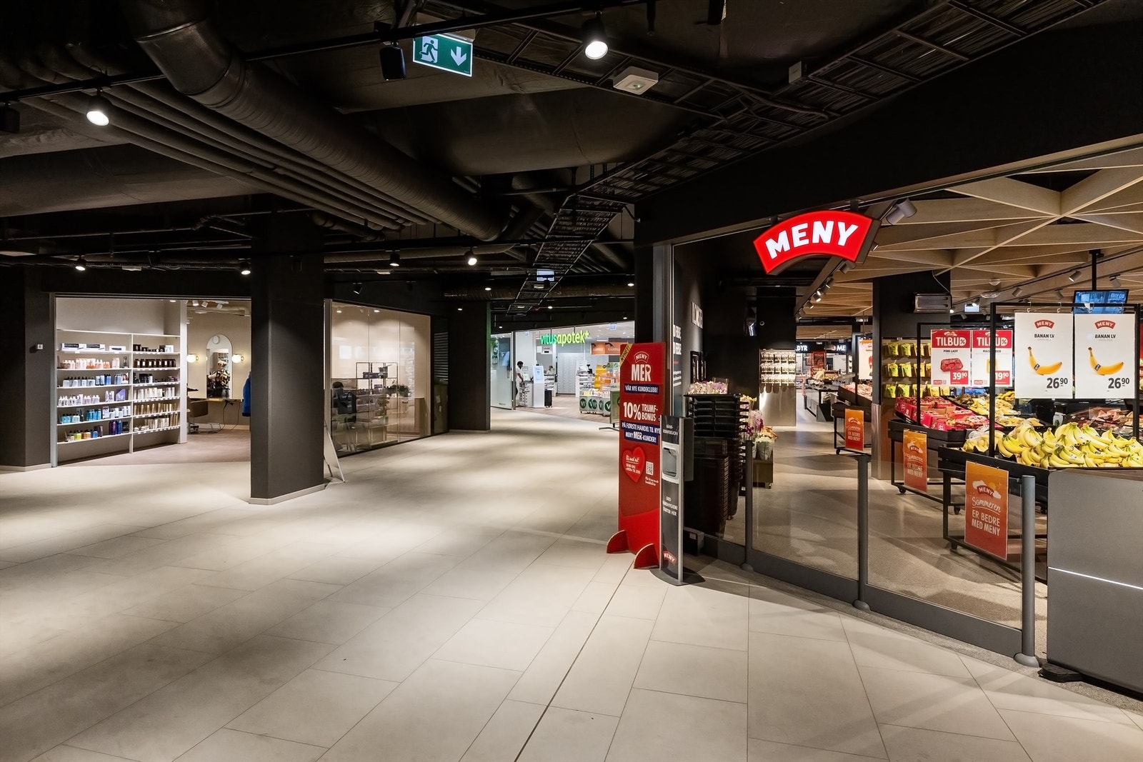 Nærsenteret i Frysjaparken med Meny, Frisørpikene, Floriss, apotek med mer Galleribilde