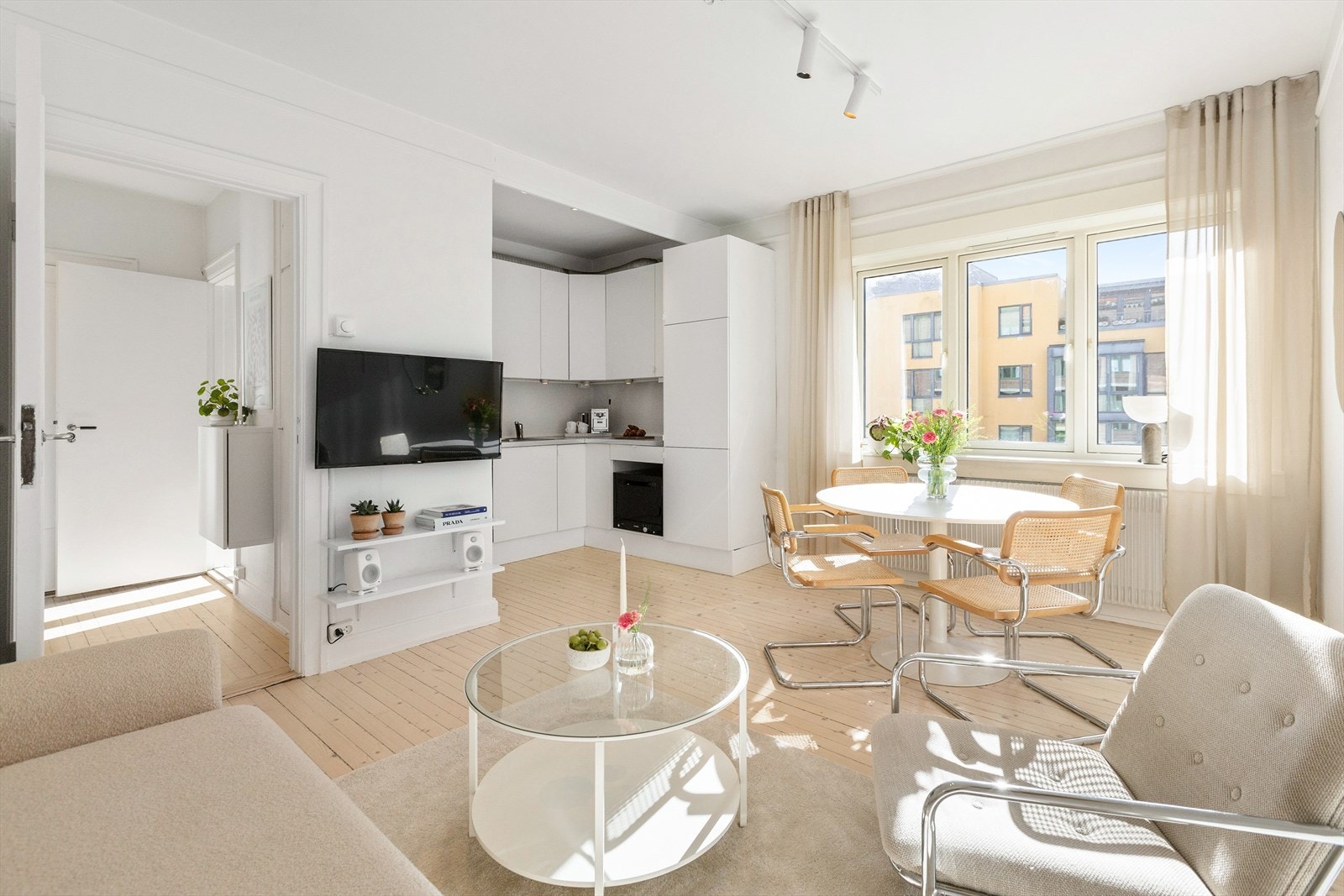 Den innbydende stuen er optimalt utnyttet med god plass til både en koselig sofakrok og et romslig spisebord. Galleribilde