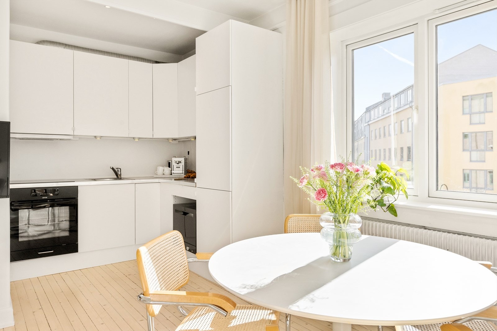 Kjøkkenet har en åpen løsning, samtidig som det ligger i en tilbaketrukket sone. Galleribilde